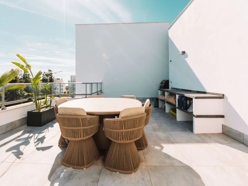 Newly completed penthouse with four bedrooms and large terraces, ideal for discerning clients looking for comfort in a new gated development. The penthouse has about 119 sqm of indoor living space and more than 120 sqm of terrace space, giving a total of 