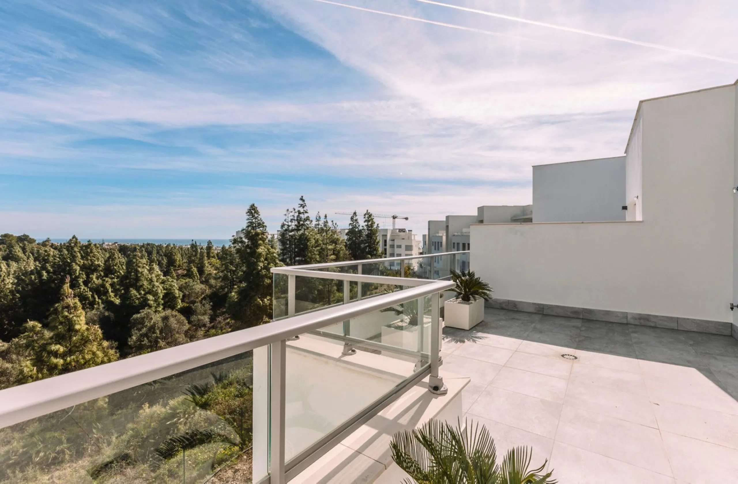 Newly completed penthouse with four bedrooms and large terraces, ideal for discerning clients looking for comfort in a new gated development. The penthouse has about 119 sqm of indoor living space and more than 120 sqm of terrace space, giving a total of 