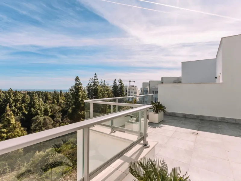 Newly completed penthouse with four bedrooms and large terraces, ideal for discerning clients looking for comfort in a new gated development. The penthouse has about 119 sqm of indoor living space and more than 120 sqm of terrace space, giving a total of 