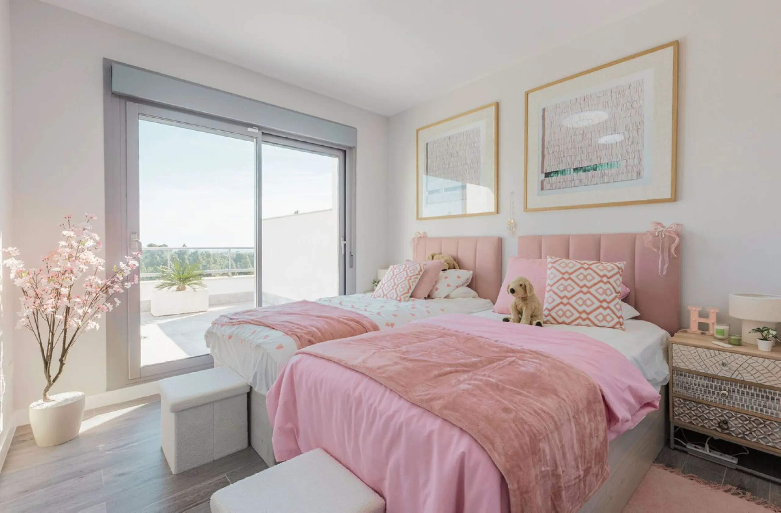 Newly completed penthouse with four bedrooms and large terraces, ideal for discerning clients looking for comfort in a new gated development. The penthouse has about 119 sqm of indoor living space and more than 120 sqm of terrace space, giving a total of 