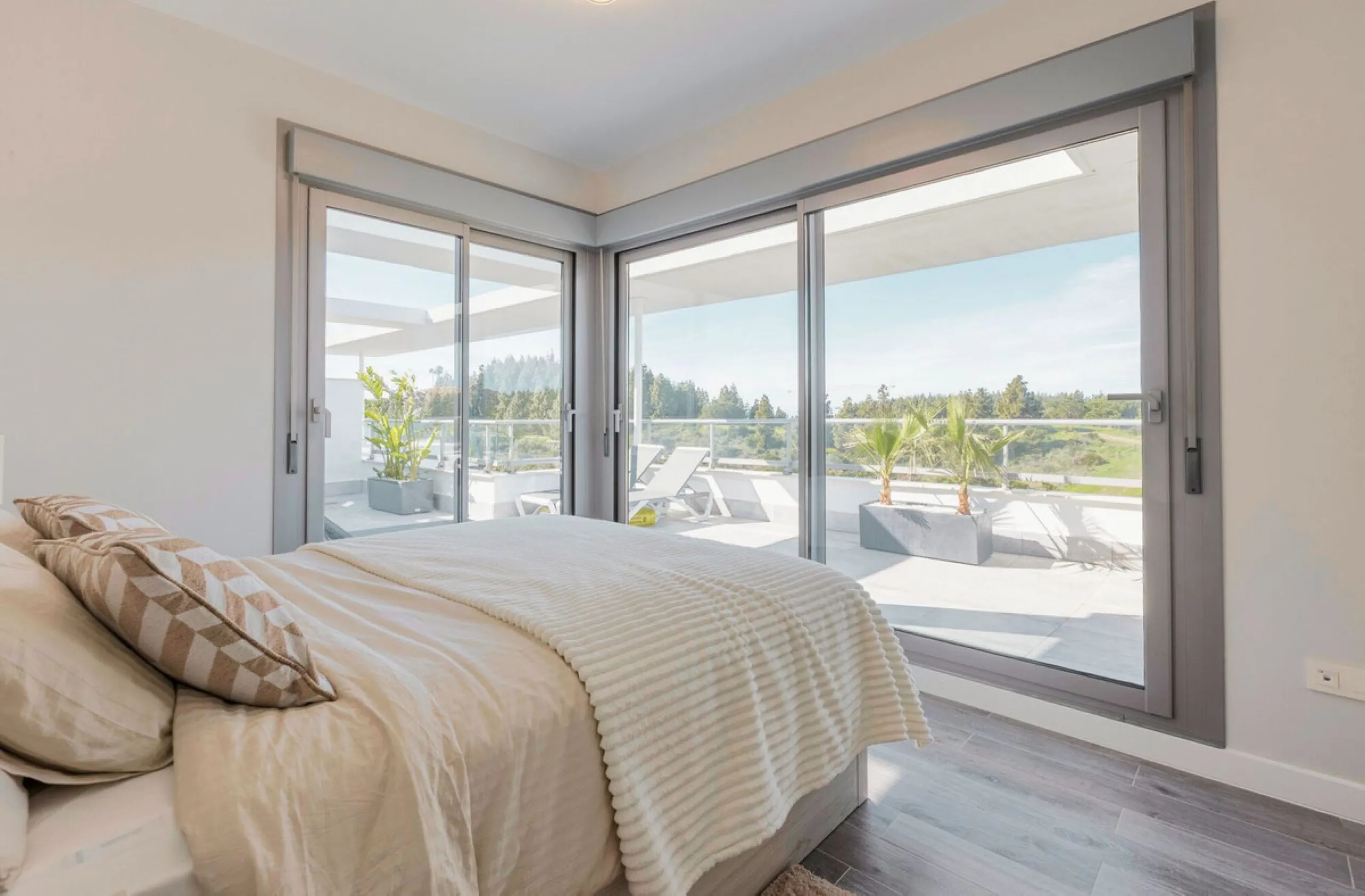 Newly completed penthouse with four bedrooms and large terraces, ideal for discerning clients looking for comfort in a new gated development. The penthouse has about 119 sqm of indoor living space and more than 120 sqm of terrace space, giving a total of 