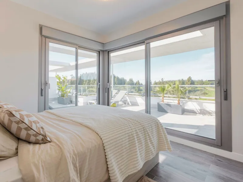 Newly completed penthouse with four bedrooms and large terraces, ideal for discerning clients looking for comfort in a new gated development. The penthouse has about 119 sqm of indoor living space and more than 120 sqm of terrace space, giving a total of 