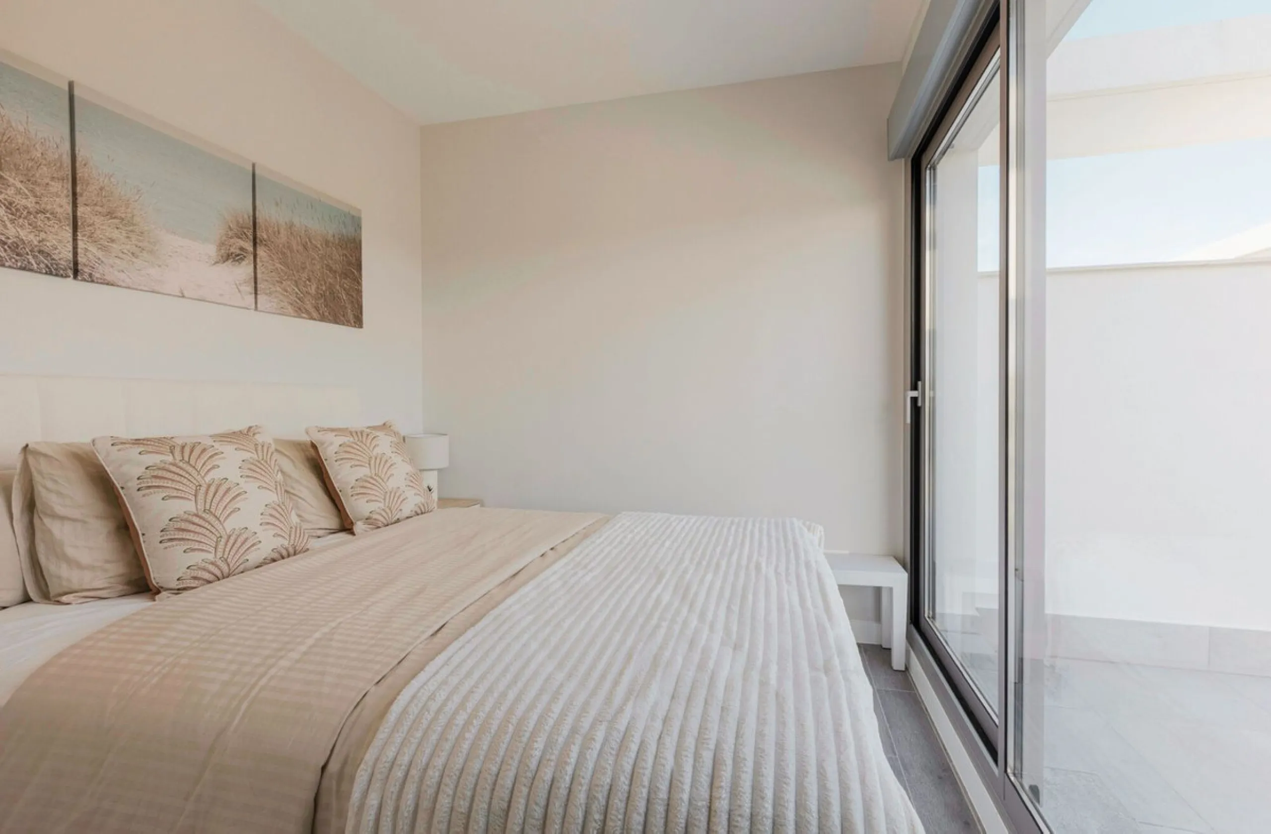 Newly completed penthouse with four bedrooms and large terraces, ideal for discerning clients looking for comfort in a new gated development. The penthouse has about 119 sqm of indoor living space and more than 120 sqm of terrace space, giving a total of 