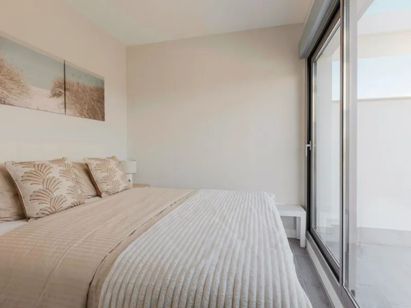 Newly completed penthouse with four bedrooms and large terraces, ideal for discerning clients looking for comfort in a new gated development. The penthouse has about 119 sqm of indoor living space and more than 120 sqm of terrace space, giving a total of 
