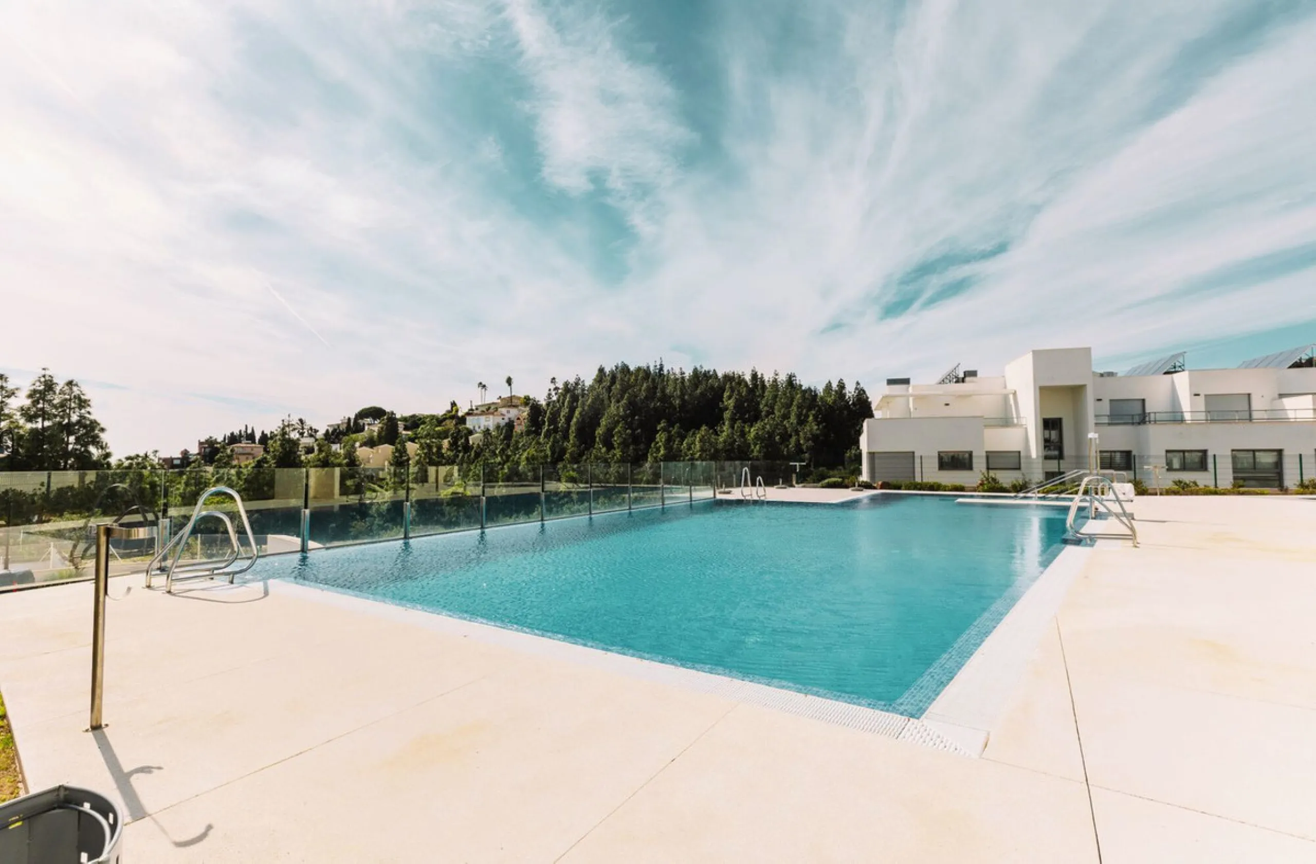 Newly completed penthouse with four bedrooms and large terraces, ideal for discerning clients looking for comfort in a new gated development. The penthouse has about 119 sqm of indoor living space and more than 120 sqm of terrace space, giving a total of 