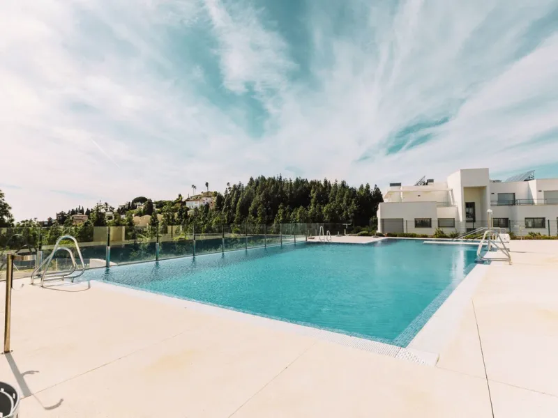 Newly completed penthouse with four bedrooms and large terraces, ideal for discerning clients looking for comfort in a new gated development. The penthouse has about 119 sqm of indoor living space and more than 120 sqm of terrace space, giving a total of 