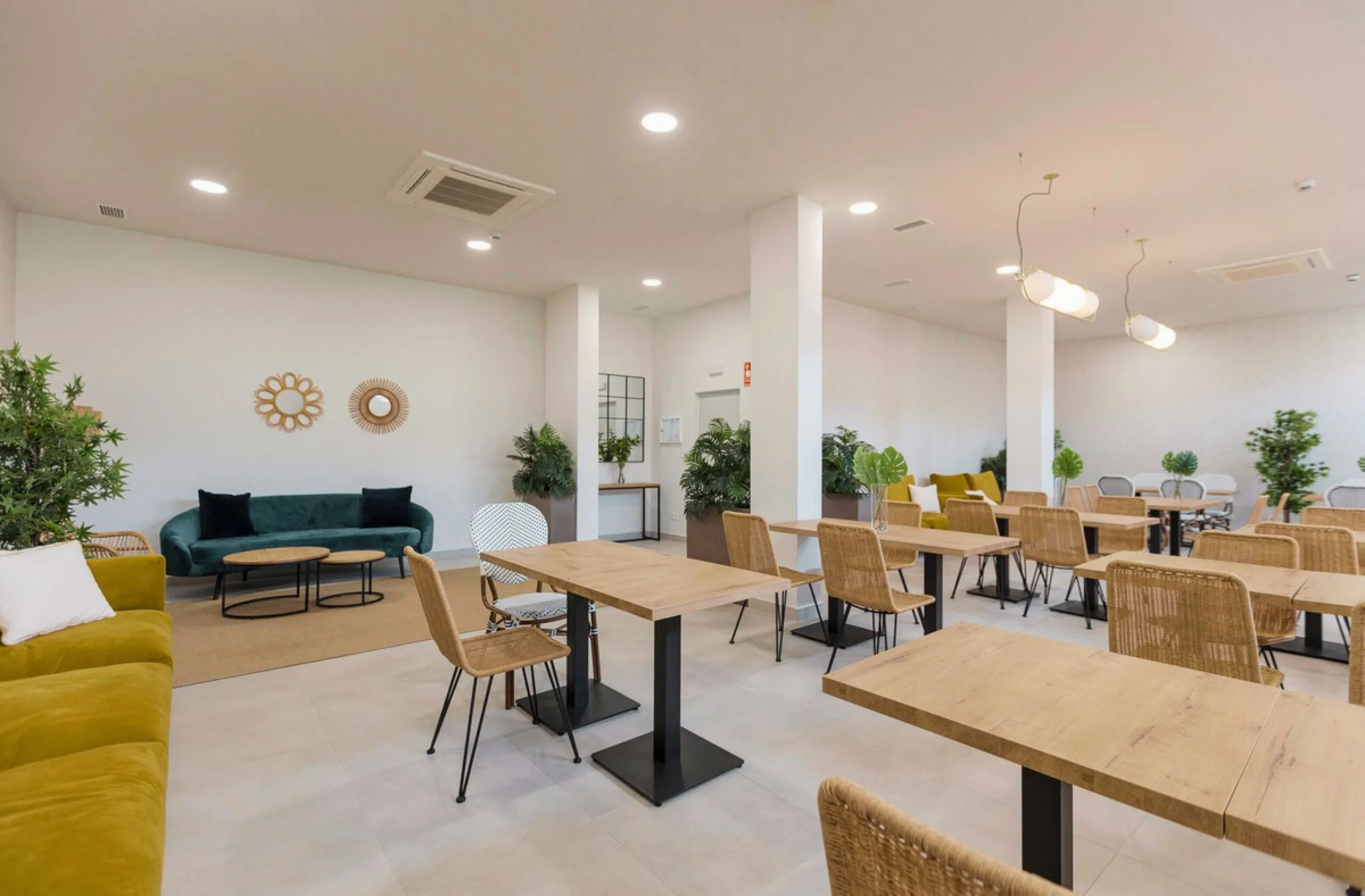 Newly completed penthouse with four bedrooms and large terraces, ideal for discerning clients looking for comfort in a new gated development. The penthouse has about 119 sqm of indoor living space and more than 120 sqm of terrace space, giving a total of 