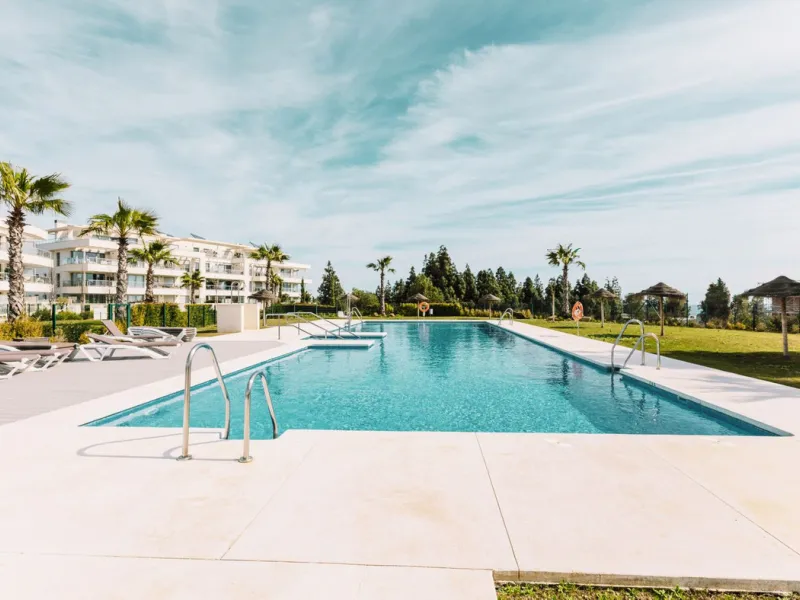 Newly completed penthouse with four bedrooms and large terraces, ideal for discerning clients looking for comfort in a new gated development. The penthouse has about 119 sqm of indoor living space and more than 120 sqm of terrace space, giving a total of 