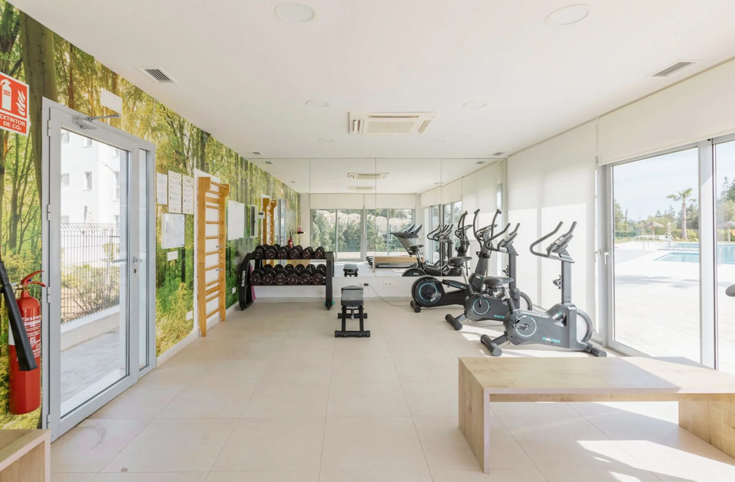 Newly completed penthouse with four bedrooms and large terraces, ideal for discerning clients looking for comfort in a new gated development. The penthouse has about 119 sqm of indoor living space and more than 120 sqm of terrace space, giving a total of 