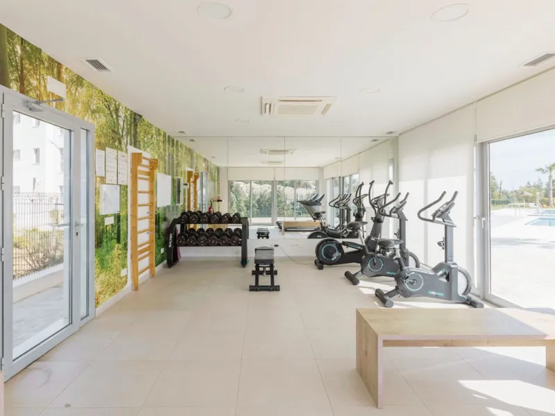 Newly completed penthouse with four bedrooms and large terraces, ideal for discerning clients looking for comfort in a new gated development. The penthouse has about 119 sqm of indoor living space and more than 120 sqm of terrace space, giving a total of 