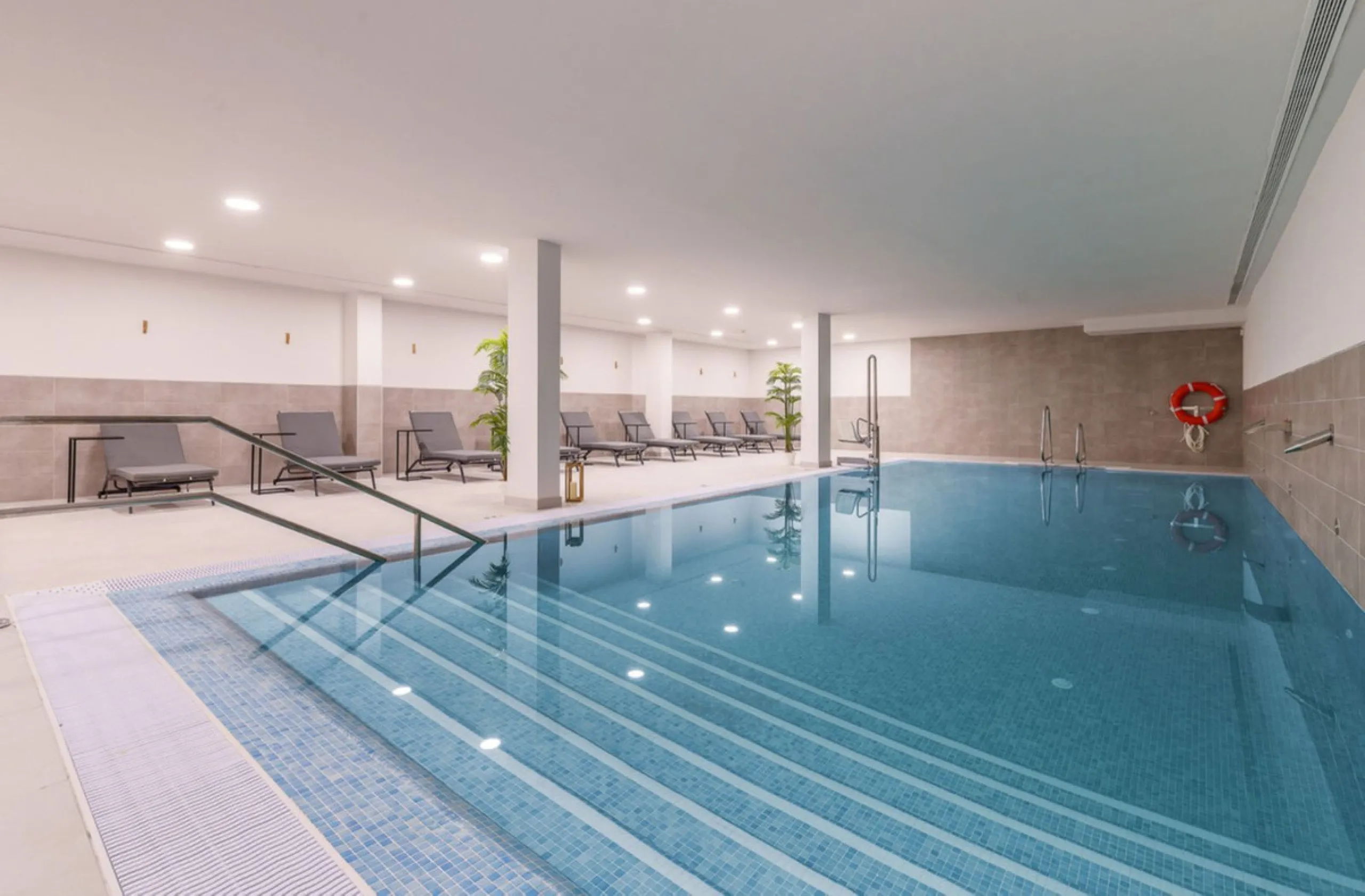 Newly completed penthouse with four bedrooms and large terraces, ideal for discerning clients looking for comfort in a new gated development. The penthouse has about 119 sqm of indoor living space and more than 120 sqm of terrace space, giving a total of 