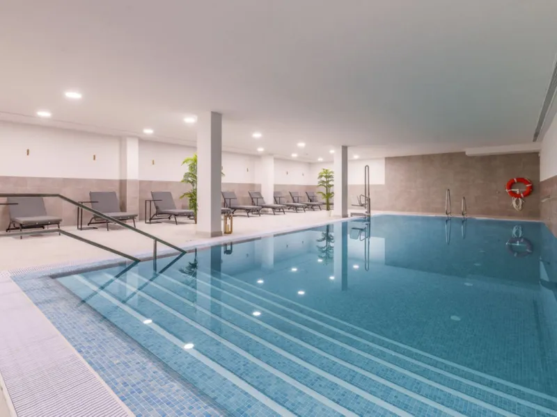 Newly completed penthouse with four bedrooms and large terraces, ideal for discerning clients looking for comfort in a new gated development. The penthouse has about 119 sqm of indoor living space and more than 120 sqm of terrace space, giving a total of 