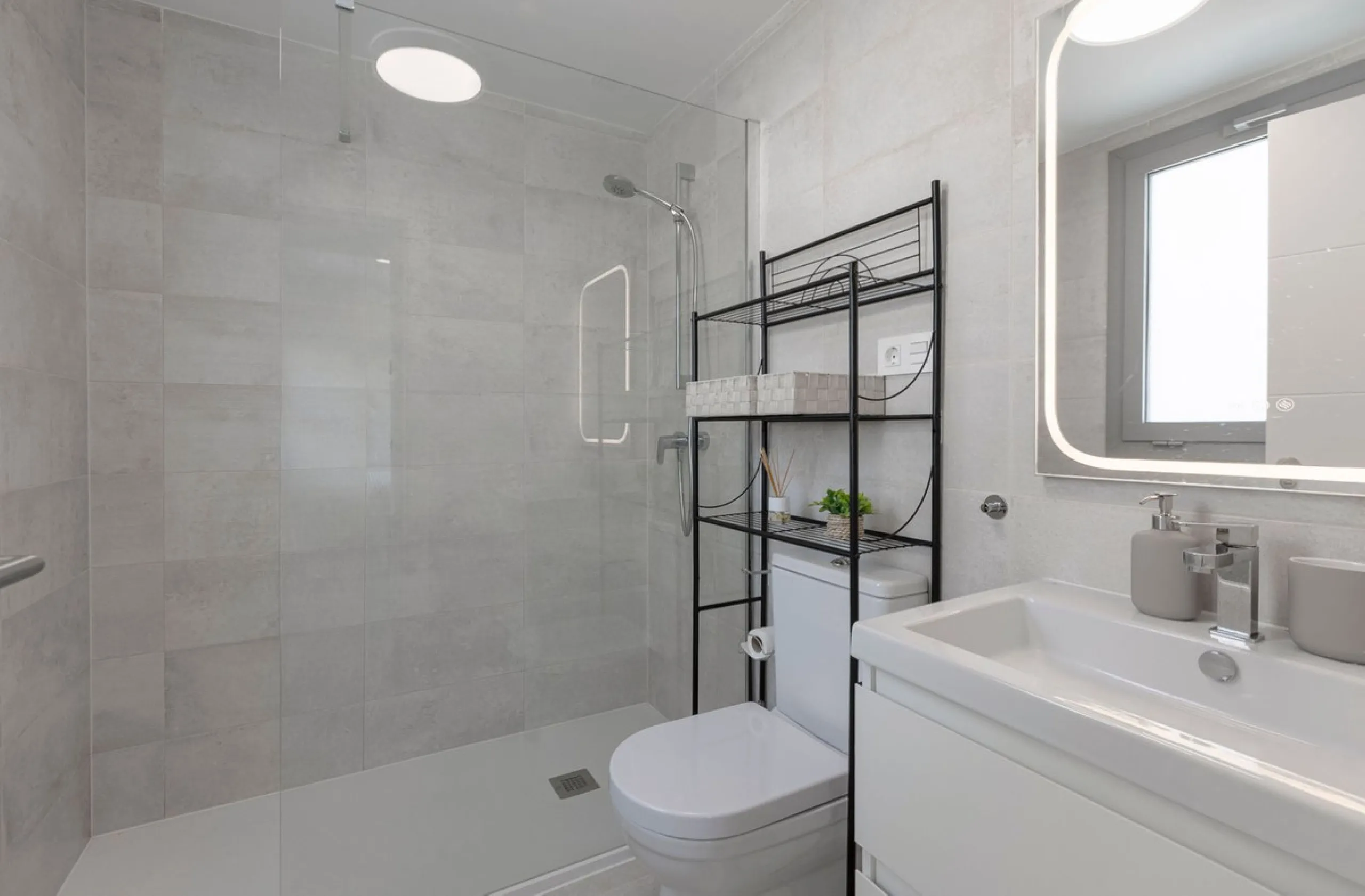 Newly completed penthouse with four bedrooms and large terraces, ideal for discerning clients looking for comfort in a new gated development. The penthouse has about 119 sqm of indoor living space and more than 120 sqm of terrace space, giving a total of 