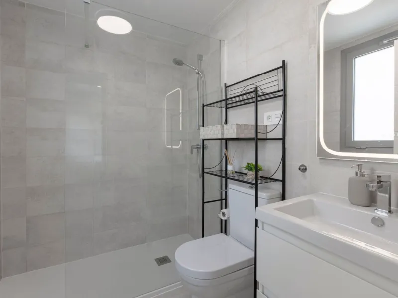 Newly completed penthouse with four bedrooms and large terraces, ideal for discerning clients looking for comfort in a new gated development. The penthouse has about 119 sqm of indoor living space and more than 120 sqm of terrace space, giving a total of 