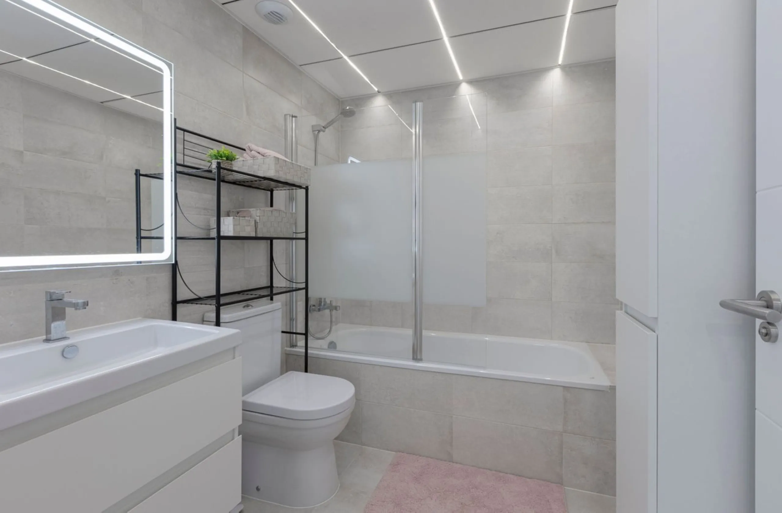 Newly completed penthouse with four bedrooms and large terraces, ideal for discerning clients looking for comfort in a new gated development. The penthouse has about 119 sqm of indoor living space and more than 120 sqm of terrace space, giving a total of 