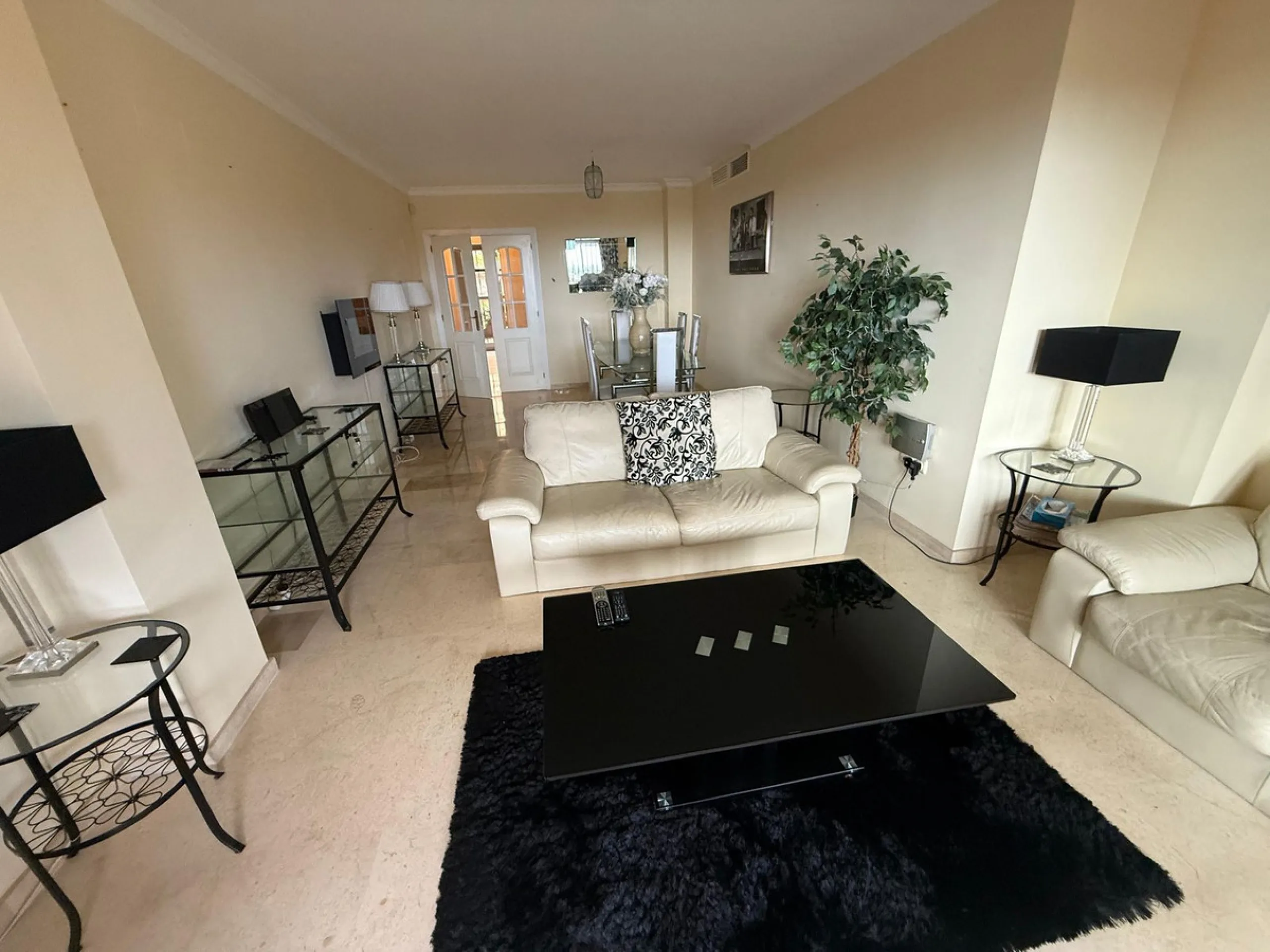 Elegant 2-Bedroom Apartment with Sea Views in Los Lagos de Santa María Golf, Elviria – Marbella East