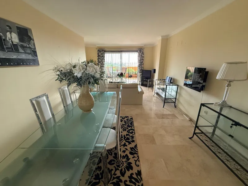 Elegant 2-Bedroom Apartment with Sea Views in Los Lagos de Santa María Golf, Elviria – Marbella East