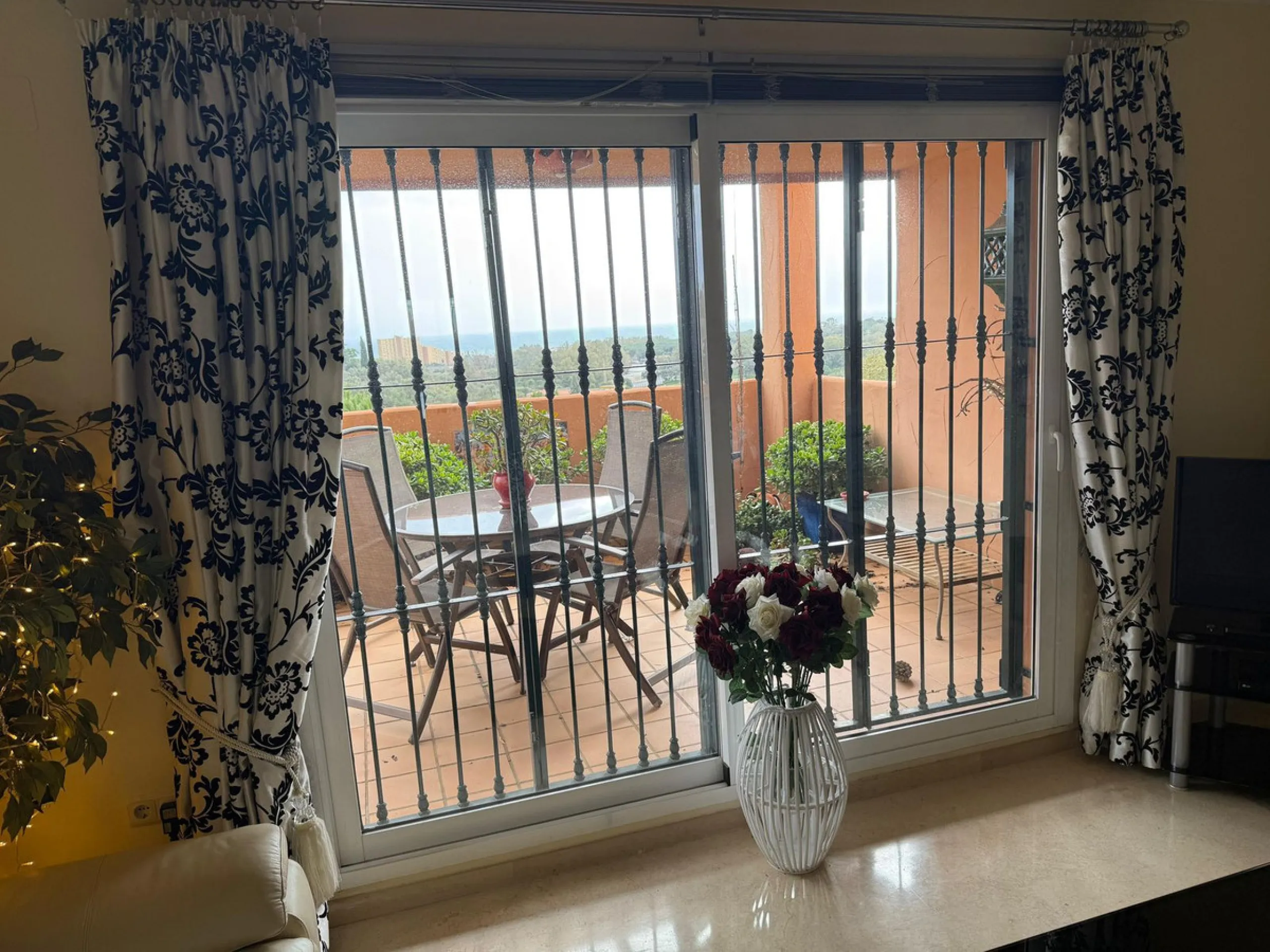 Elegant 2-Bedroom Apartment with Sea Views in Los Lagos de Santa María Golf, Elviria – Marbella East