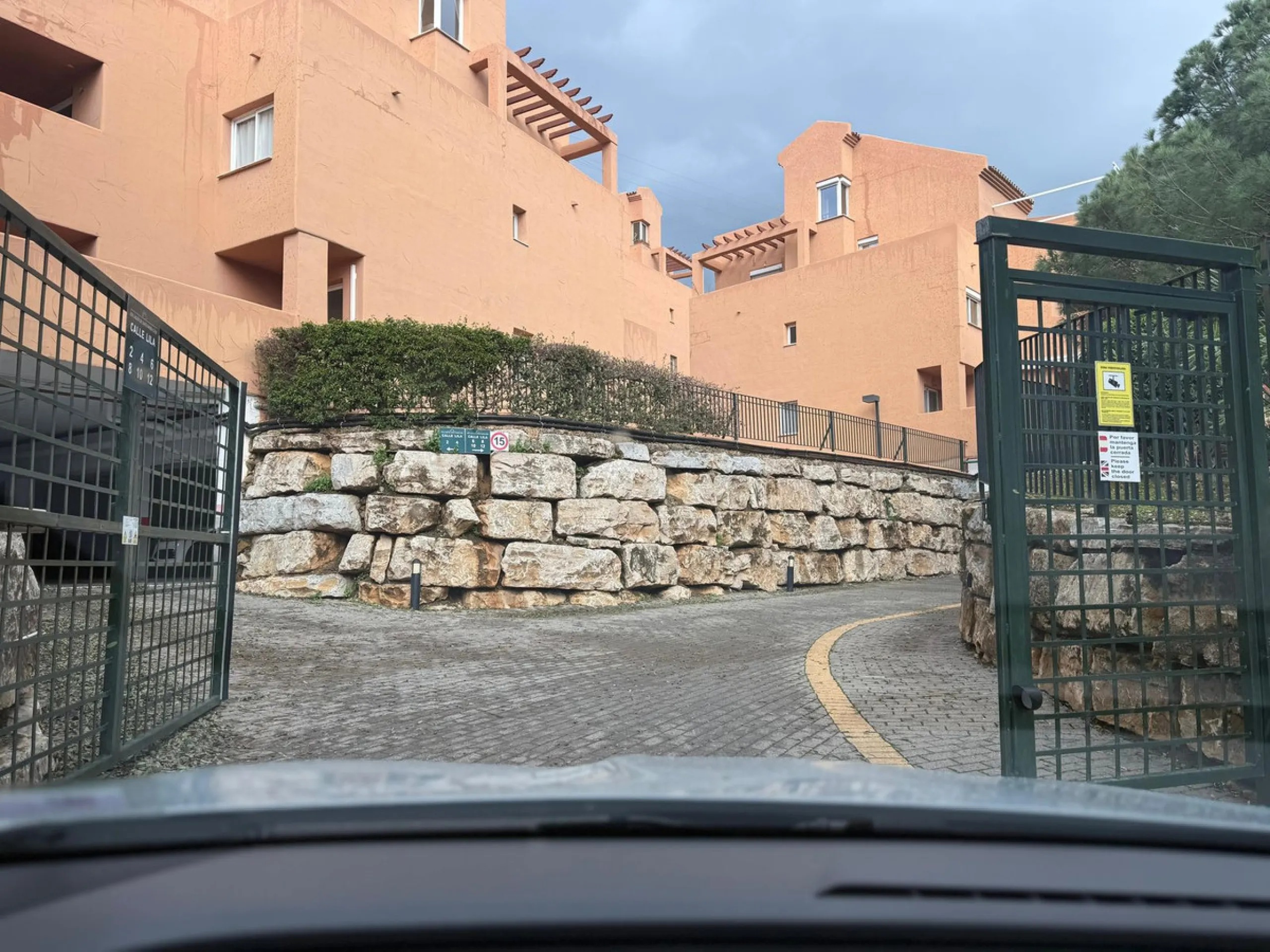 Elegant 2-Bedroom Apartment with Sea Views in Los Lagos de Santa María Golf, Elviria – Marbella East