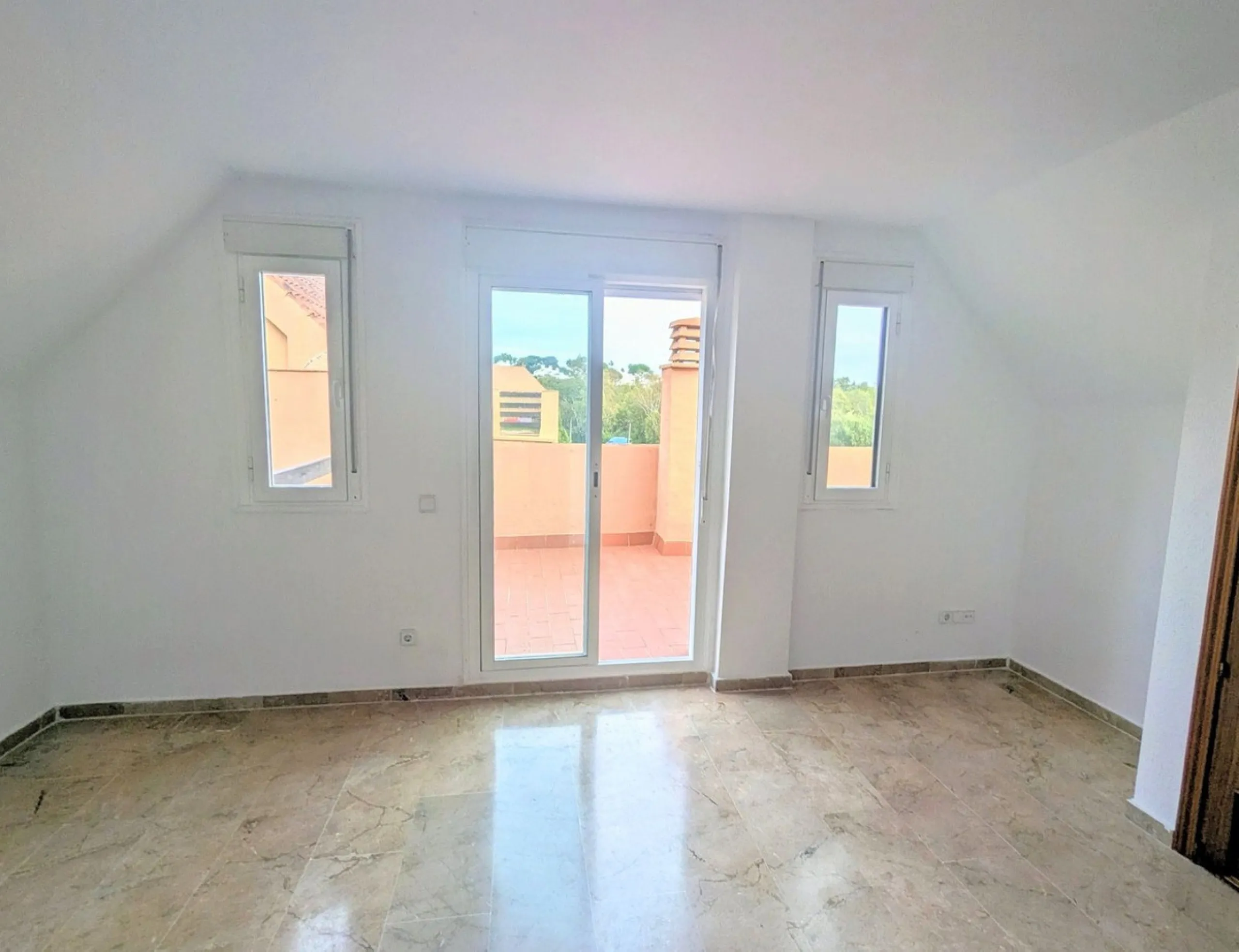 Apartment - Penthouse Duplex в продаже в Casares, Málaga. В доме 3 спален и 3 ванных комнат. Площадь дома 116 м²
