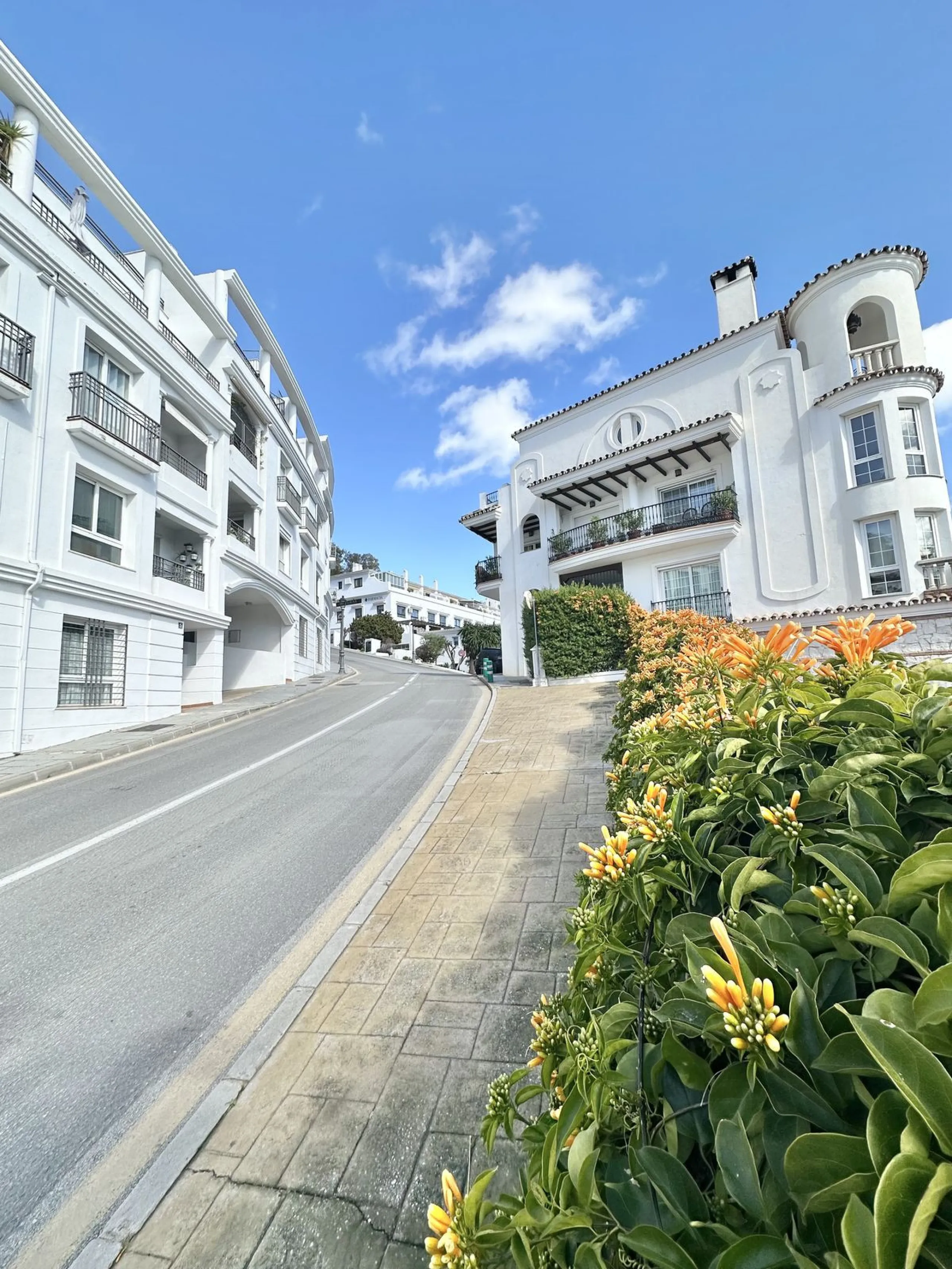 A cozy, bright apartment is for sale in picturesque Mijas Pueblo, one of the most charming white towns in Andalusia. Narrow streets, flower-filled balconies, panoramic views of the sea and mountains, atmospheric cafes, and a truly Spanish atmosphere creat