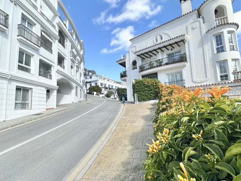 A cozy, bright apartment is for sale in picturesque Mijas Pueblo, one of the most charming white towns in Andalusia. Narrow streets, flower-filled balconies, panoramic views of the sea and mountains, atmospheric cafes, and a truly Spanish atmosphere creat