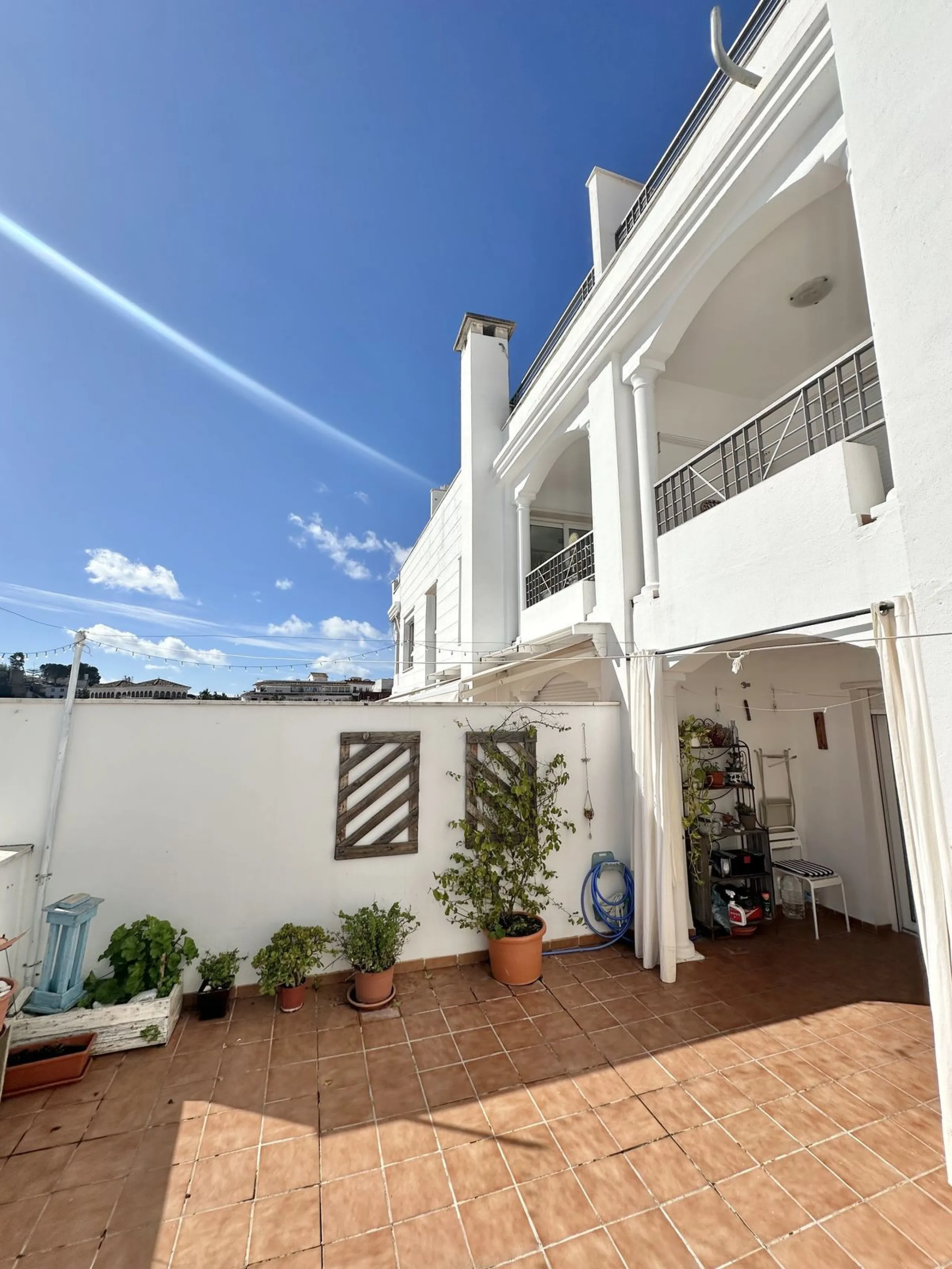 A cozy, bright apartment is for sale in picturesque Mijas Pueblo, one of the most charming white towns in Andalusia. Narrow streets, flower-filled balconies, panoramic views of the sea and mountains, atmospheric cafes, and a truly Spanish atmosphere creat