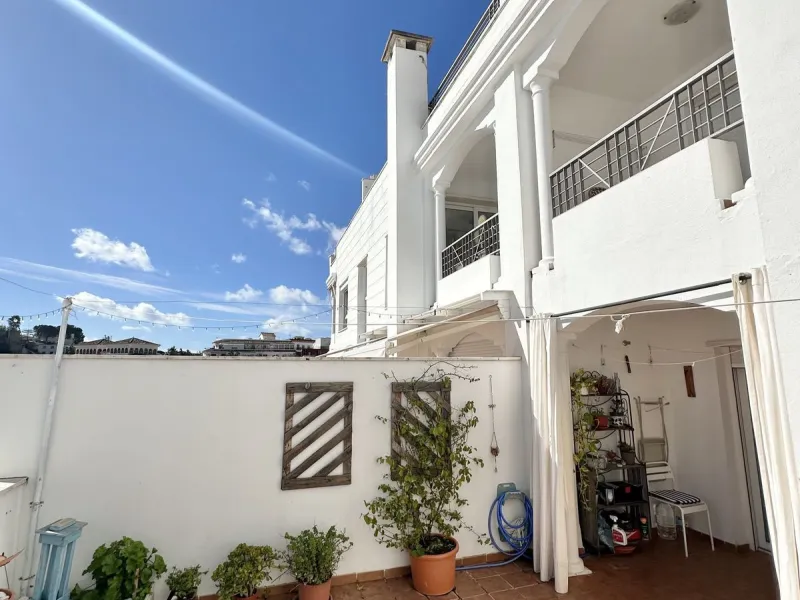 A cozy, bright apartment is for sale in picturesque Mijas Pueblo, one of the most charming white towns in Andalusia. Narrow streets, flower-filled balconies, panoramic views of the sea and mountains, atmospheric cafes, and a truly Spanish atmosphere creat