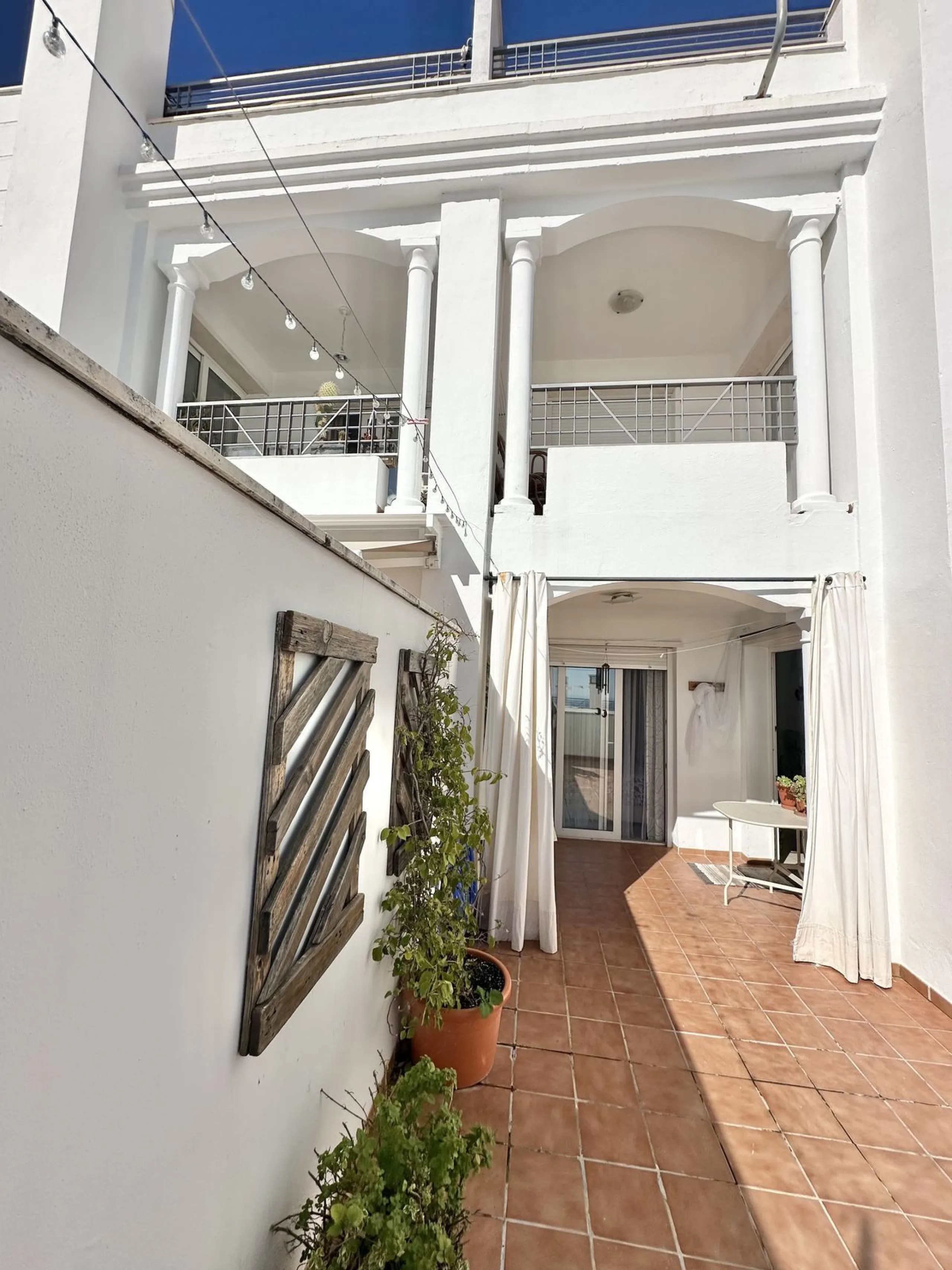A cozy, bright apartment is for sale in picturesque Mijas Pueblo, one of the most charming white towns in Andalusia. Narrow streets, flower-filled balconies, panoramic views of the sea and mountains, atmospheric cafes, and a truly Spanish atmosphere creat