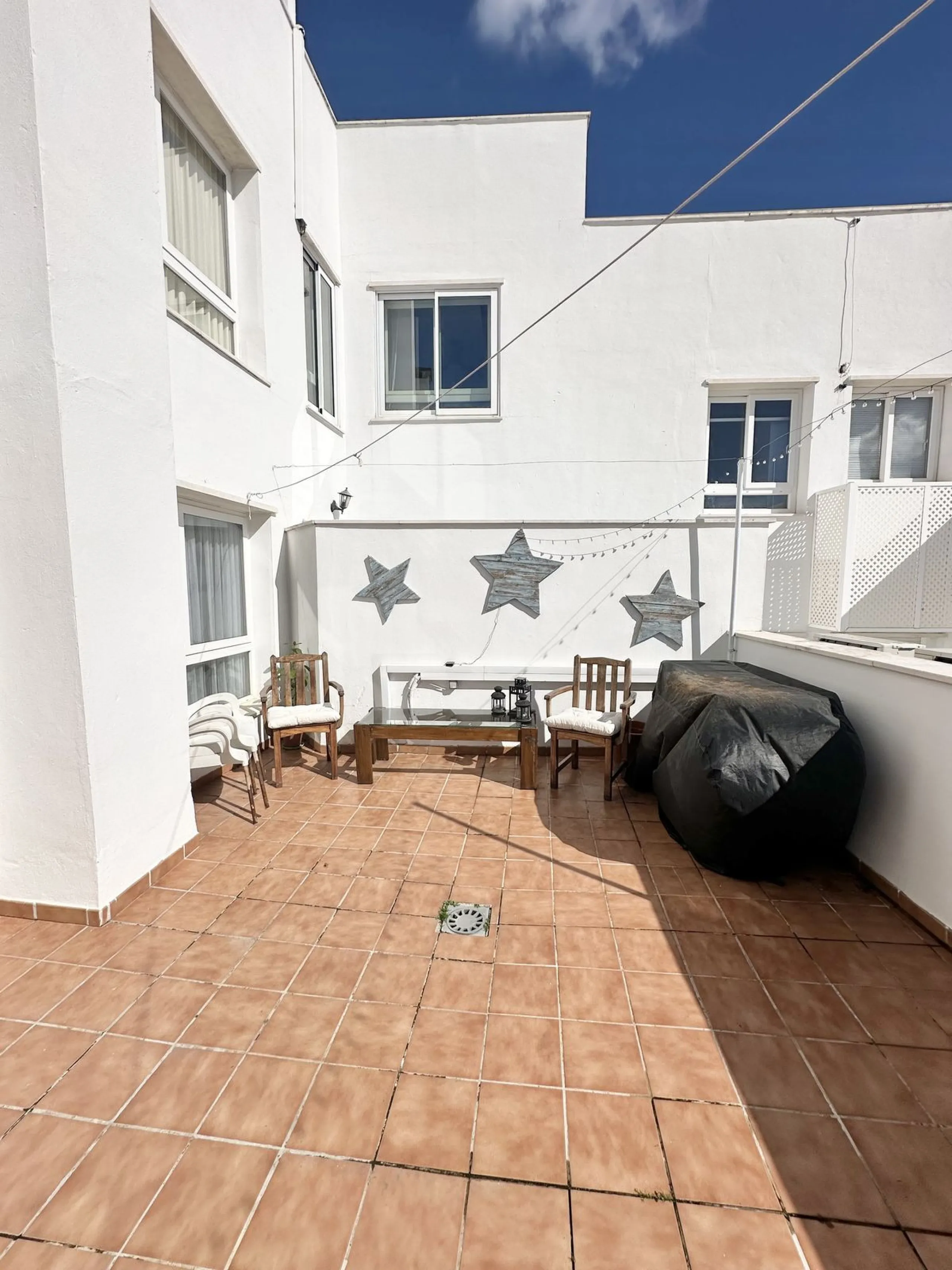 A cozy, bright apartment is for sale in picturesque Mijas Pueblo, one of the most charming white towns in Andalusia. Narrow streets, flower-filled balconies, panoramic views of the sea and mountains, atmospheric cafes, and a truly Spanish atmosphere creat