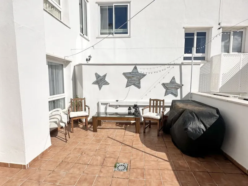 A cozy, bright apartment is for sale in picturesque Mijas Pueblo, one of the most charming white towns in Andalusia. Narrow streets, flower-filled balconies, panoramic views of the sea and mountains, atmospheric cafes, and a truly Spanish atmosphere creat