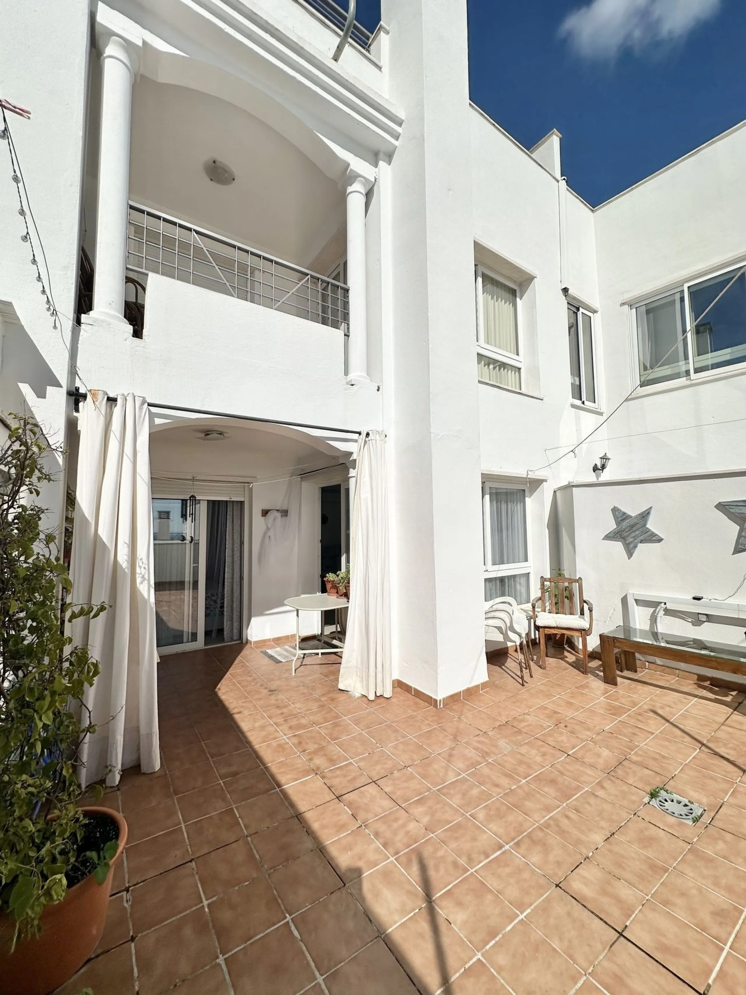 A cozy, bright apartment is for sale in picturesque Mijas Pueblo, one of the most charming white towns in Andalusia. Narrow streets, flower-filled balconies, panoramic views of the sea and mountains, atmospheric cafes, and a truly Spanish atmosphere creat