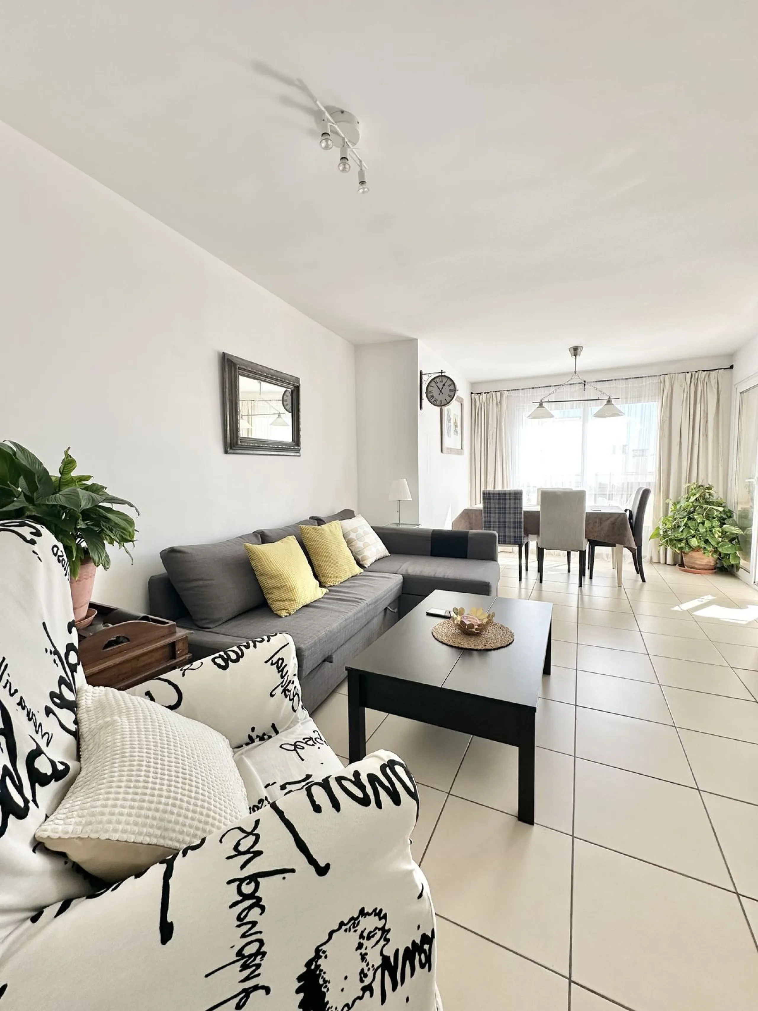 A cozy, bright apartment is for sale in picturesque Mijas Pueblo, one of the most charming white towns in Andalusia. Narrow streets, flower-filled balconies, panoramic views of the sea and mountains, atmospheric cafes, and a truly Spanish atmosphere creat