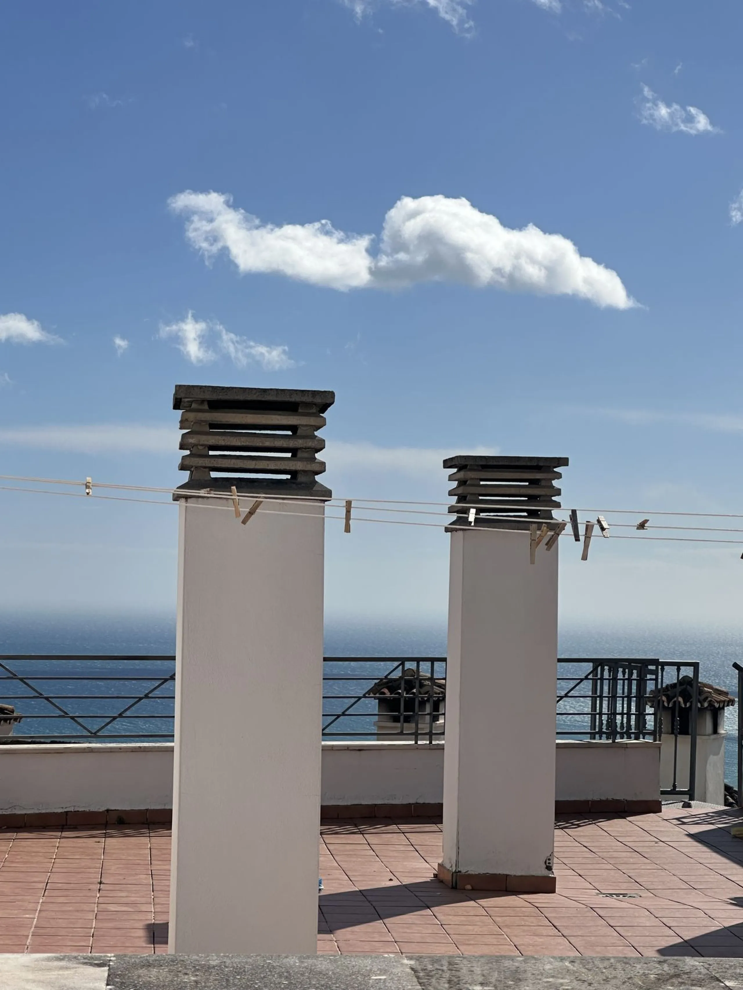 A cozy, bright apartment is for sale in picturesque Mijas Pueblo, one of the most charming white towns in Andalusia. Narrow streets, flower-filled balconies, panoramic views of the sea and mountains, atmospheric cafes, and a truly Spanish atmosphere creat