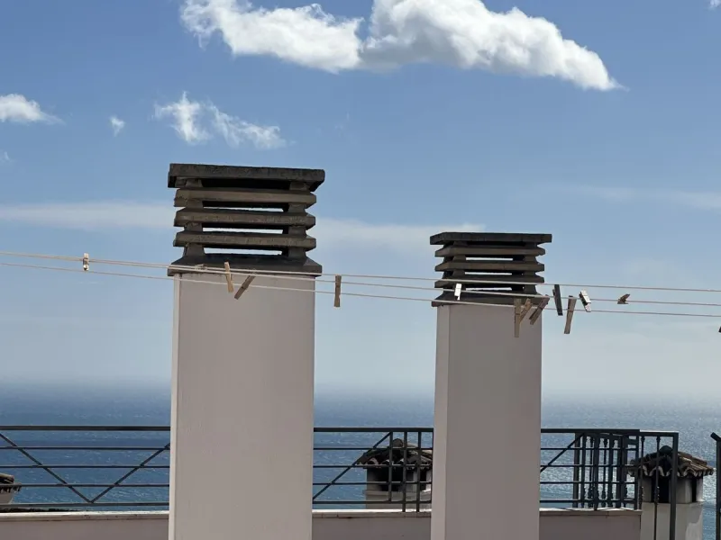 A cozy, bright apartment is for sale in picturesque Mijas Pueblo, one of the most charming white towns in Andalusia. Narrow streets, flower-filled balconies, panoramic views of the sea and mountains, atmospheric cafes, and a truly Spanish atmosphere creat