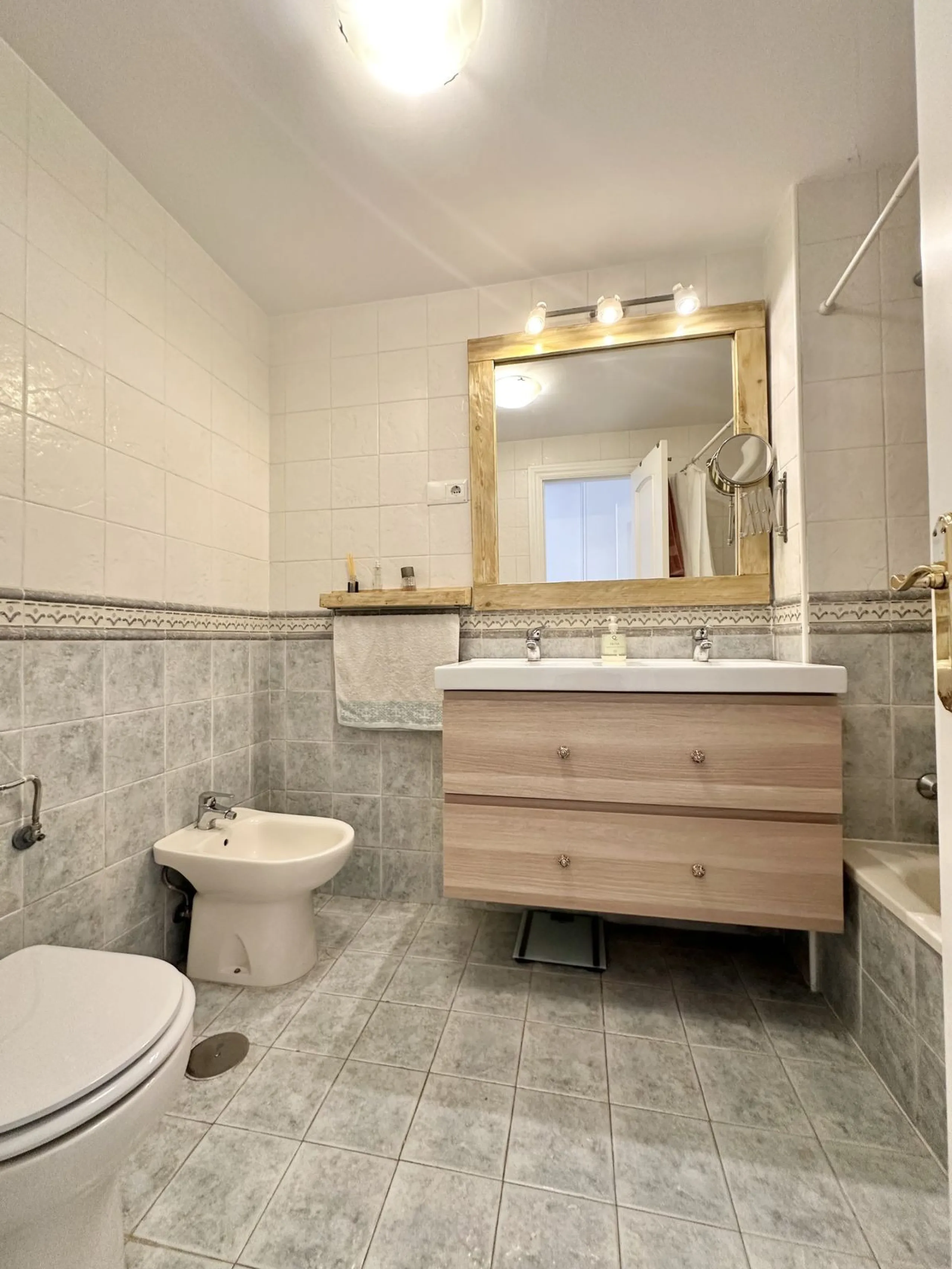 A cozy, bright apartment is for sale in picturesque Mijas Pueblo, one of the most charming white towns in Andalusia. Narrow streets, flower-filled balconies, panoramic views of the sea and mountains, atmospheric cafes, and a truly Spanish atmosphere creat
