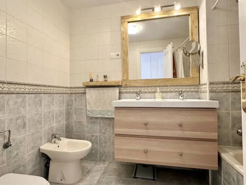 A cozy, bright apartment is for sale in picturesque Mijas Pueblo, one of the most charming white towns in Andalusia. Narrow streets, flower-filled balconies, panoramic views of the sea and mountains, atmospheric cafes, and a truly Spanish atmosphere creat
