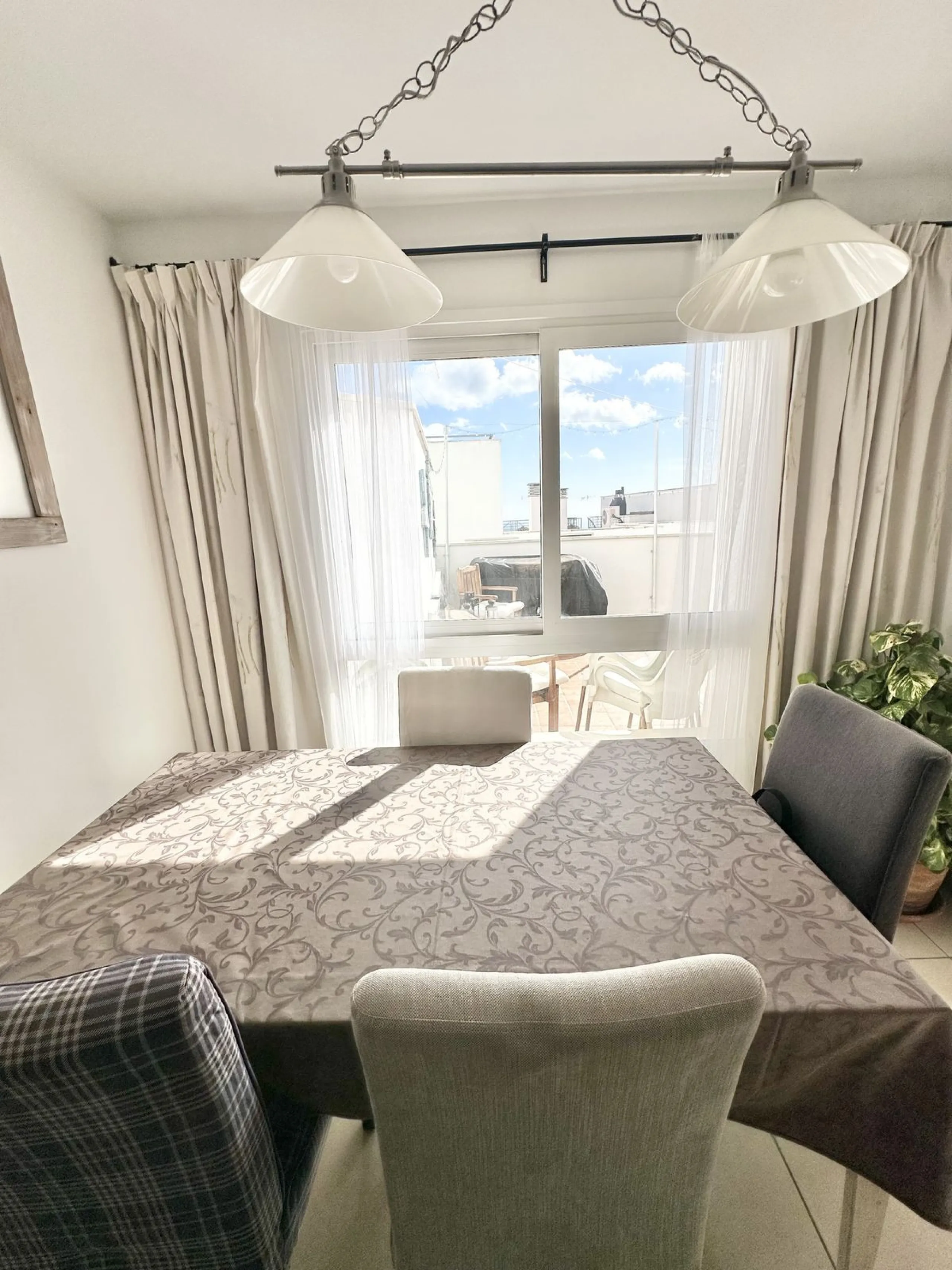 A cozy, bright apartment is for sale in picturesque Mijas Pueblo, one of the most charming white towns in Andalusia. Narrow streets, flower-filled balconies, panoramic views of the sea and mountains, atmospheric cafes, and a truly Spanish atmosphere creat