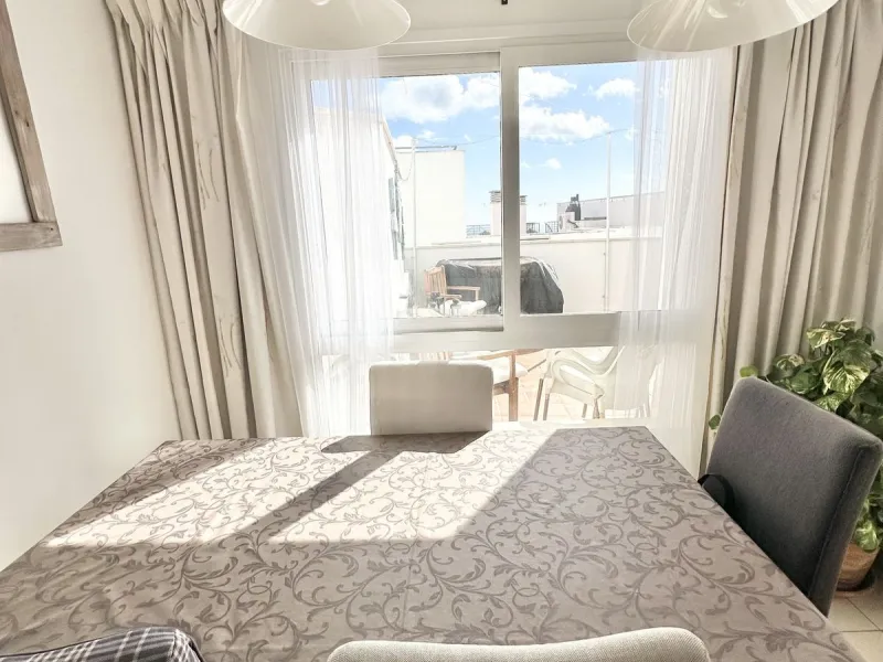 A cozy, bright apartment is for sale in picturesque Mijas Pueblo, one of the most charming white towns in Andalusia. Narrow streets, flower-filled balconies, panoramic views of the sea and mountains, atmospheric cafes, and a truly Spanish atmosphere creat
