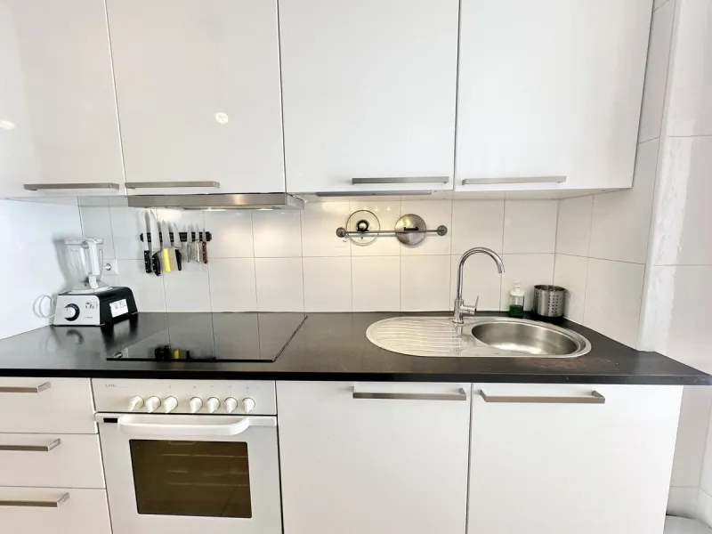 A cozy, bright apartment is for sale in picturesque Mijas Pueblo, one of the most charming white towns in Andalusia. Narrow streets, flower-filled balconies, panoramic views of the sea and mountains, atmospheric cafes, and a truly Spanish atmosphere creat