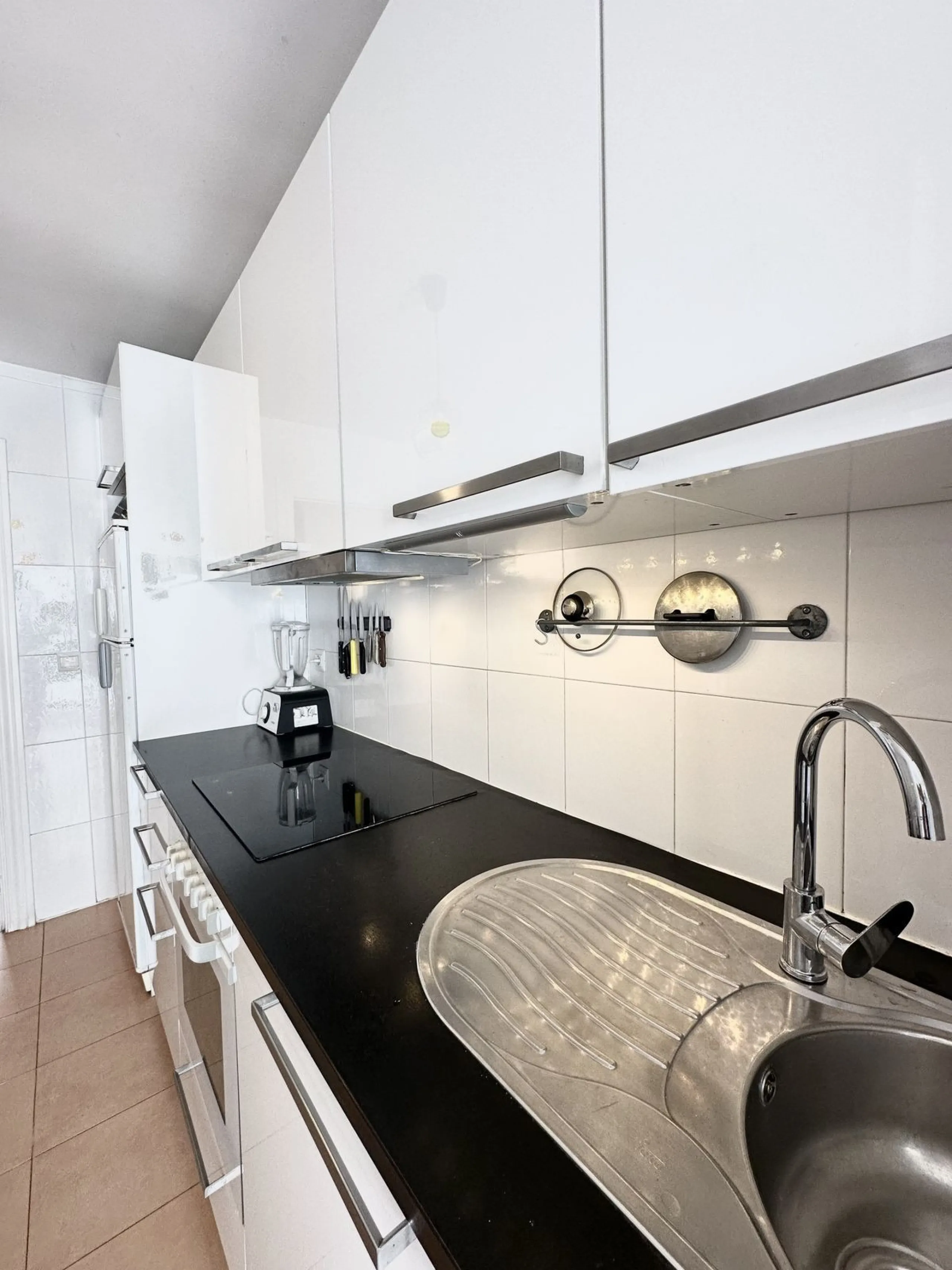 A cozy, bright apartment is for sale in picturesque Mijas Pueblo, one of the most charming white towns in Andalusia. Narrow streets, flower-filled balconies, panoramic views of the sea and mountains, atmospheric cafes, and a truly Spanish atmosphere creat
