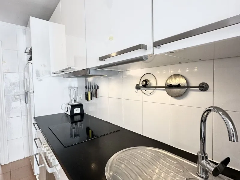 A cozy, bright apartment is for sale in picturesque Mijas Pueblo, one of the most charming white towns in Andalusia. Narrow streets, flower-filled balconies, panoramic views of the sea and mountains, atmospheric cafes, and a truly Spanish atmosphere creat