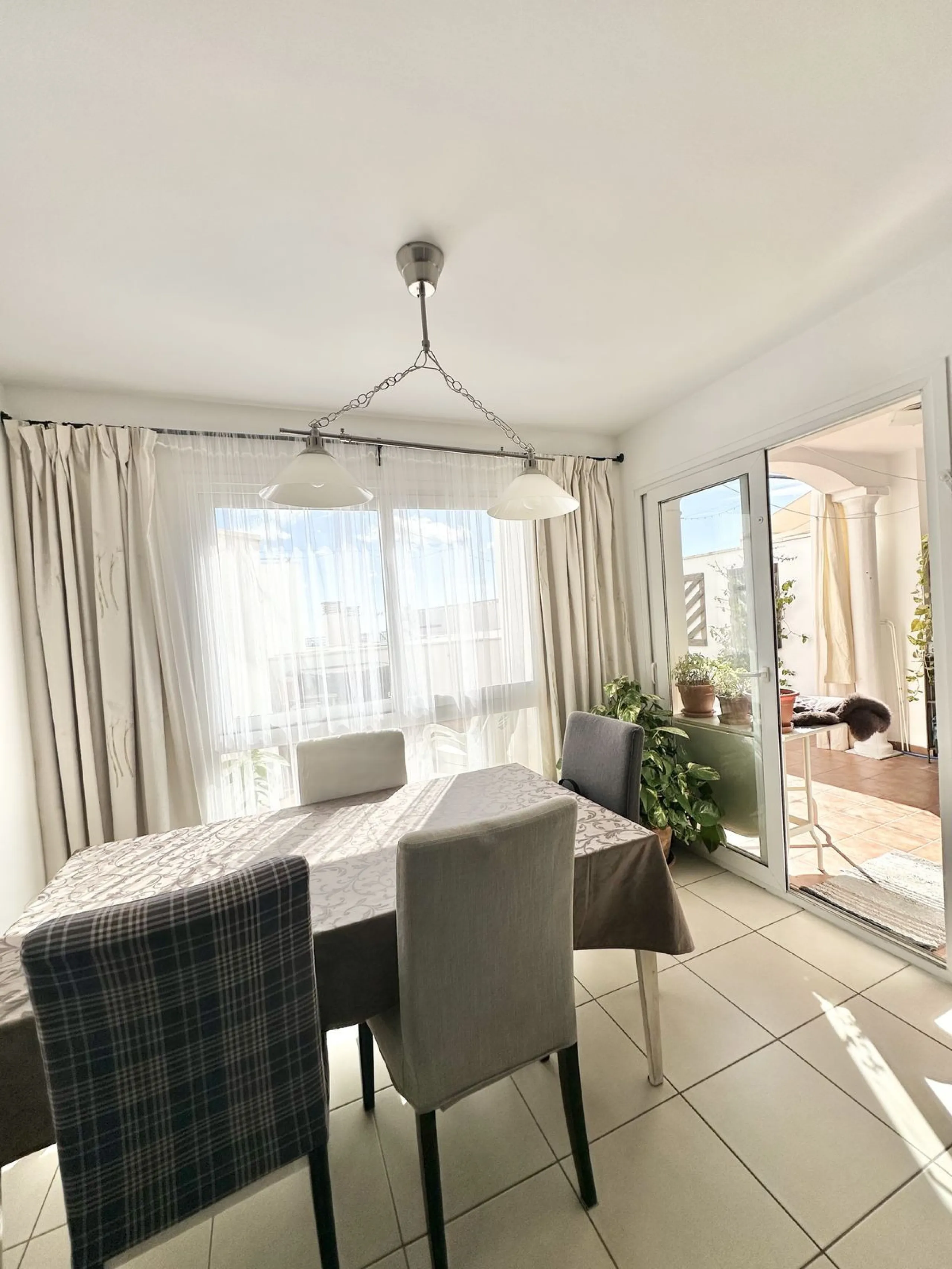 A cozy, bright apartment is for sale in picturesque Mijas Pueblo, one of the most charming white towns in Andalusia. Narrow streets, flower-filled balconies, panoramic views of the sea and mountains, atmospheric cafes, and a truly Spanish atmosphere creat