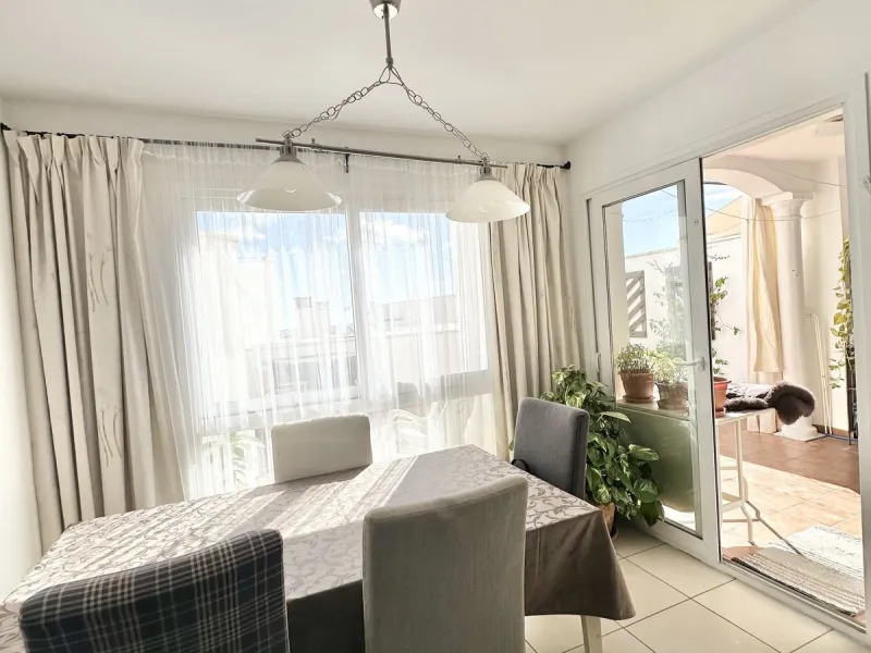 A cozy, bright apartment is for sale in picturesque Mijas Pueblo, one of the most charming white towns in Andalusia. Narrow streets, flower-filled balconies, panoramic views of the sea and mountains, atmospheric cafes, and a truly Spanish atmosphere creat