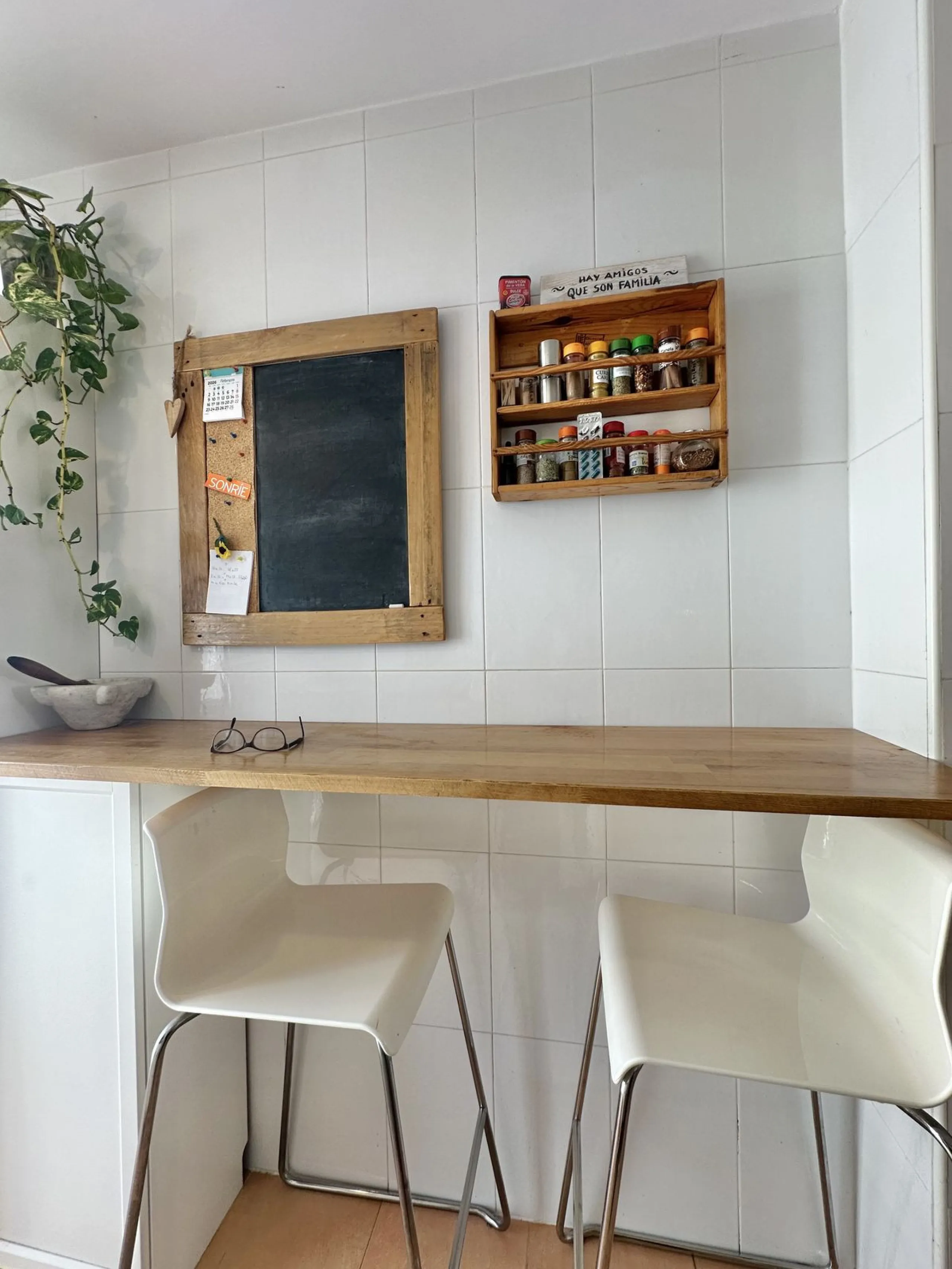 A cozy, bright apartment is for sale in picturesque Mijas Pueblo, one of the most charming white towns in Andalusia. Narrow streets, flower-filled balconies, panoramic views of the sea and mountains, atmospheric cafes, and a truly Spanish atmosphere creat