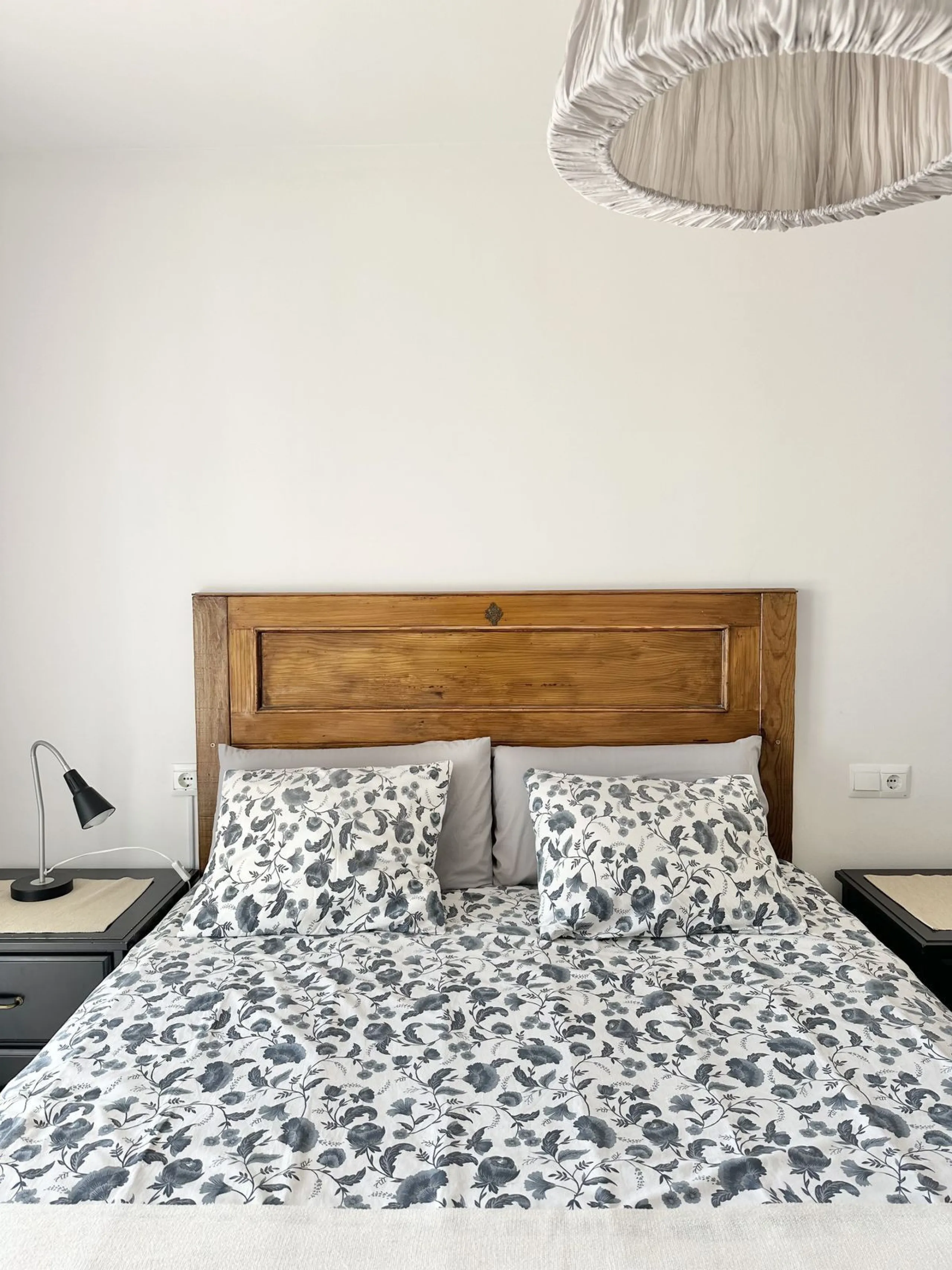 A cozy, bright apartment is for sale in picturesque Mijas Pueblo, one of the most charming white towns in Andalusia. Narrow streets, flower-filled balconies, panoramic views of the sea and mountains, atmospheric cafes, and a truly Spanish atmosphere creat
