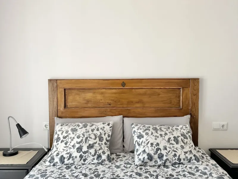 A cozy, bright apartment is for sale in picturesque Mijas Pueblo, one of the most charming white towns in Andalusia. Narrow streets, flower-filled balconies, panoramic views of the sea and mountains, atmospheric cafes, and a truly Spanish atmosphere creat