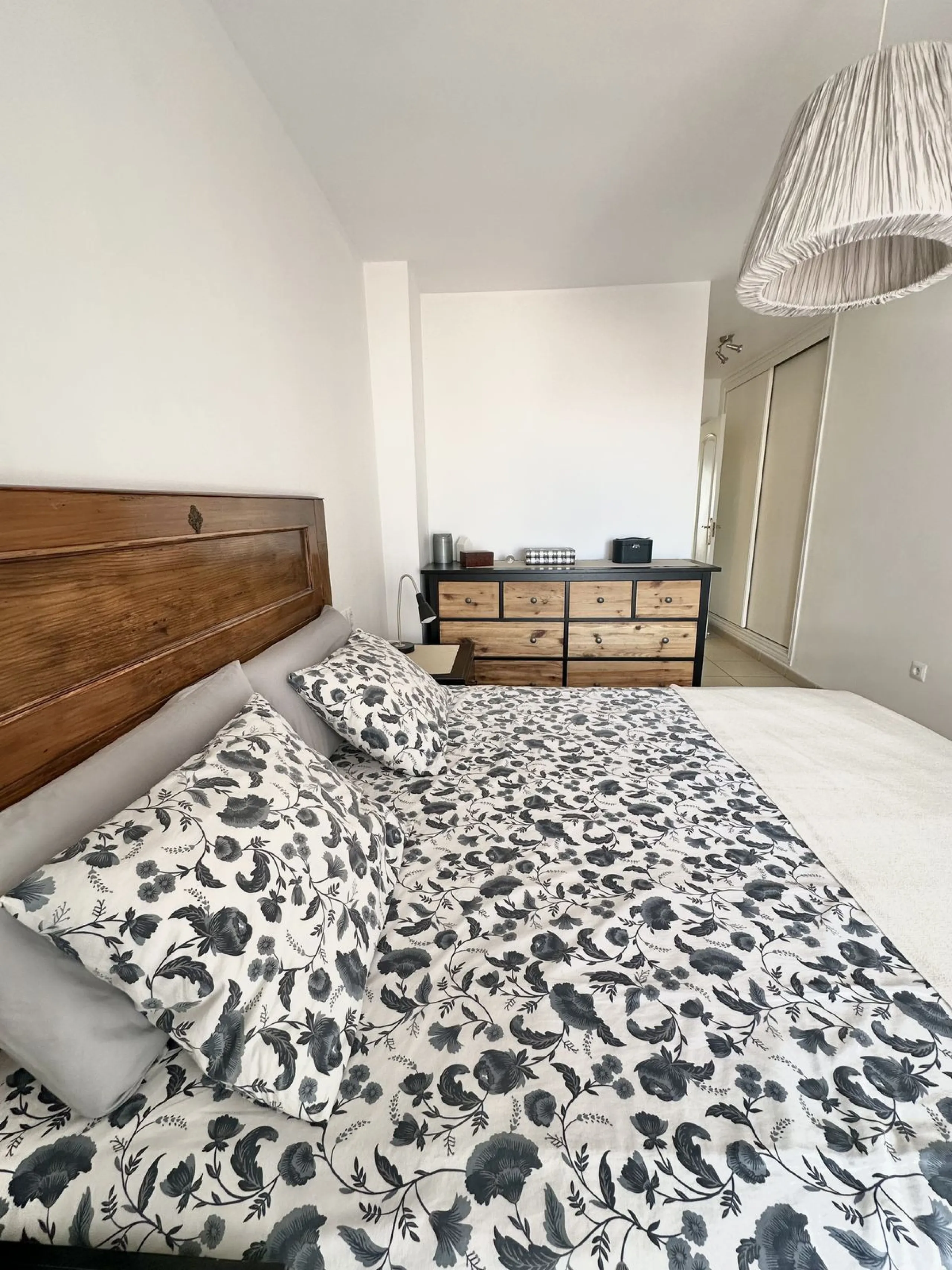A cozy, bright apartment is for sale in picturesque Mijas Pueblo, one of the most charming white towns in Andalusia. Narrow streets, flower-filled balconies, panoramic views of the sea and mountains, atmospheric cafes, and a truly Spanish atmosphere creat