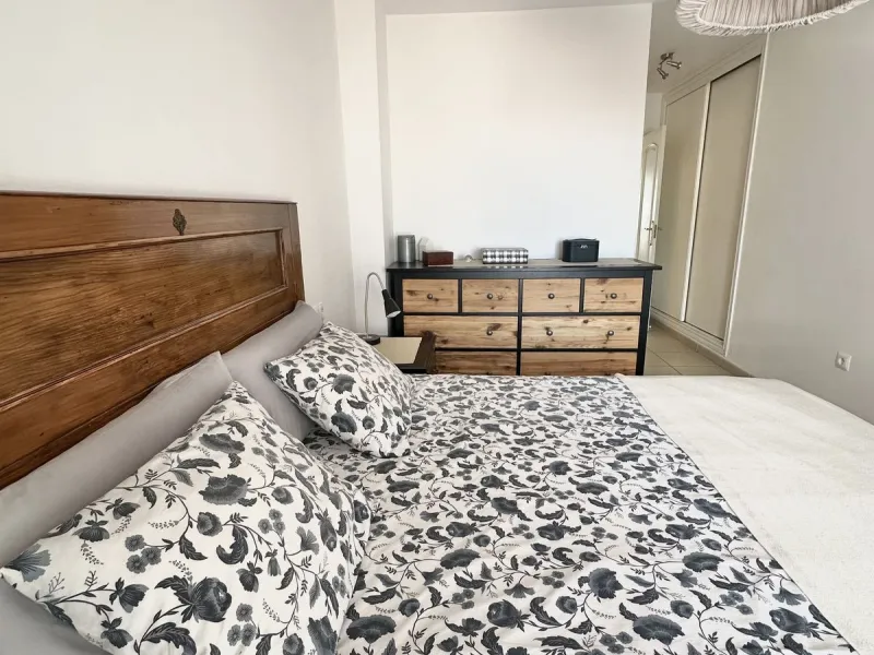 A cozy, bright apartment is for sale in picturesque Mijas Pueblo, one of the most charming white towns in Andalusia. Narrow streets, flower-filled balconies, panoramic views of the sea and mountains, atmospheric cafes, and a truly Spanish atmosphere creat