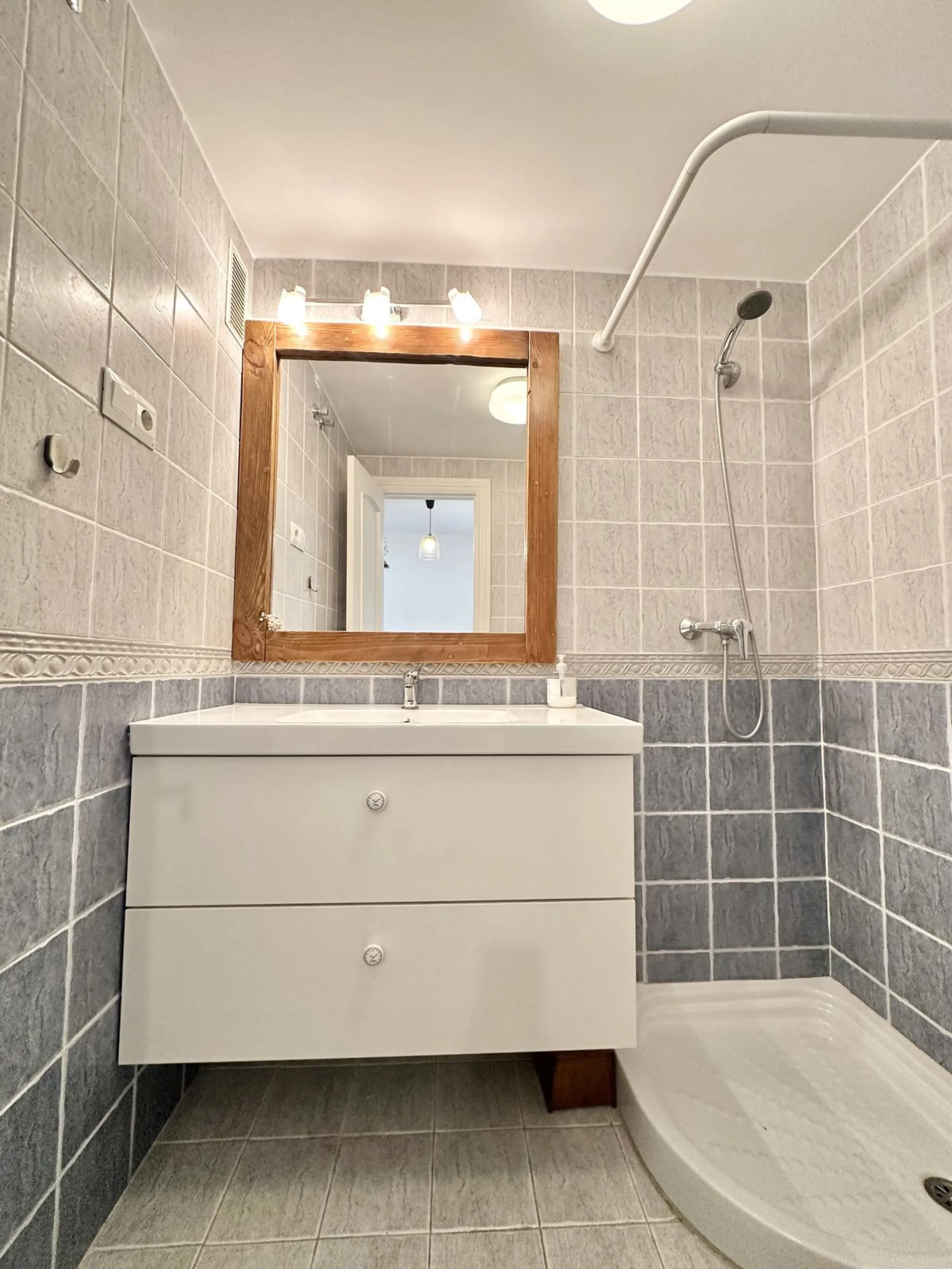 A cozy, bright apartment is for sale in picturesque Mijas Pueblo, one of the most charming white towns in Andalusia. Narrow streets, flower-filled balconies, panoramic views of the sea and mountains, atmospheric cafes, and a truly Spanish atmosphere creat